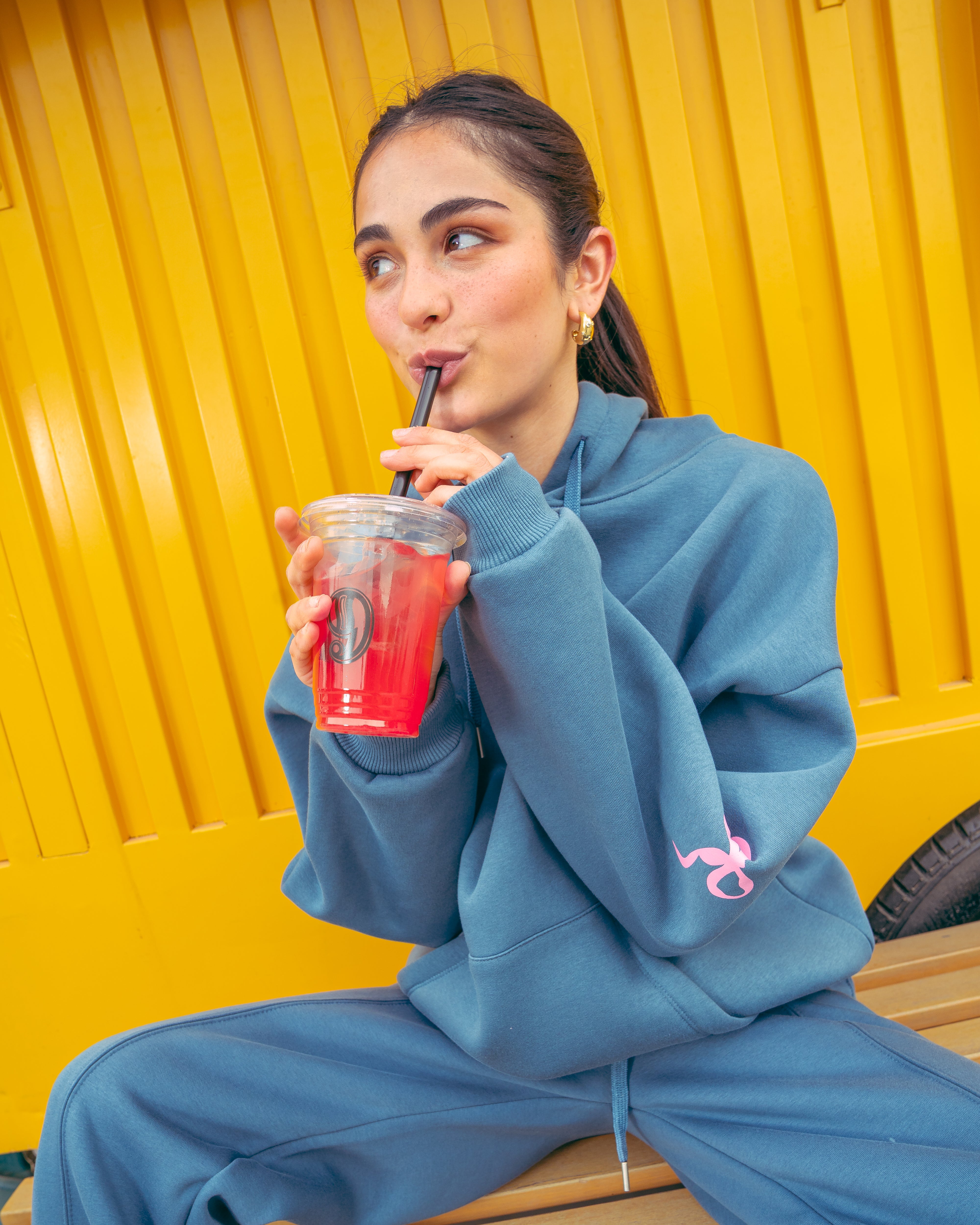 هودي مطبوع عليه فيونكة