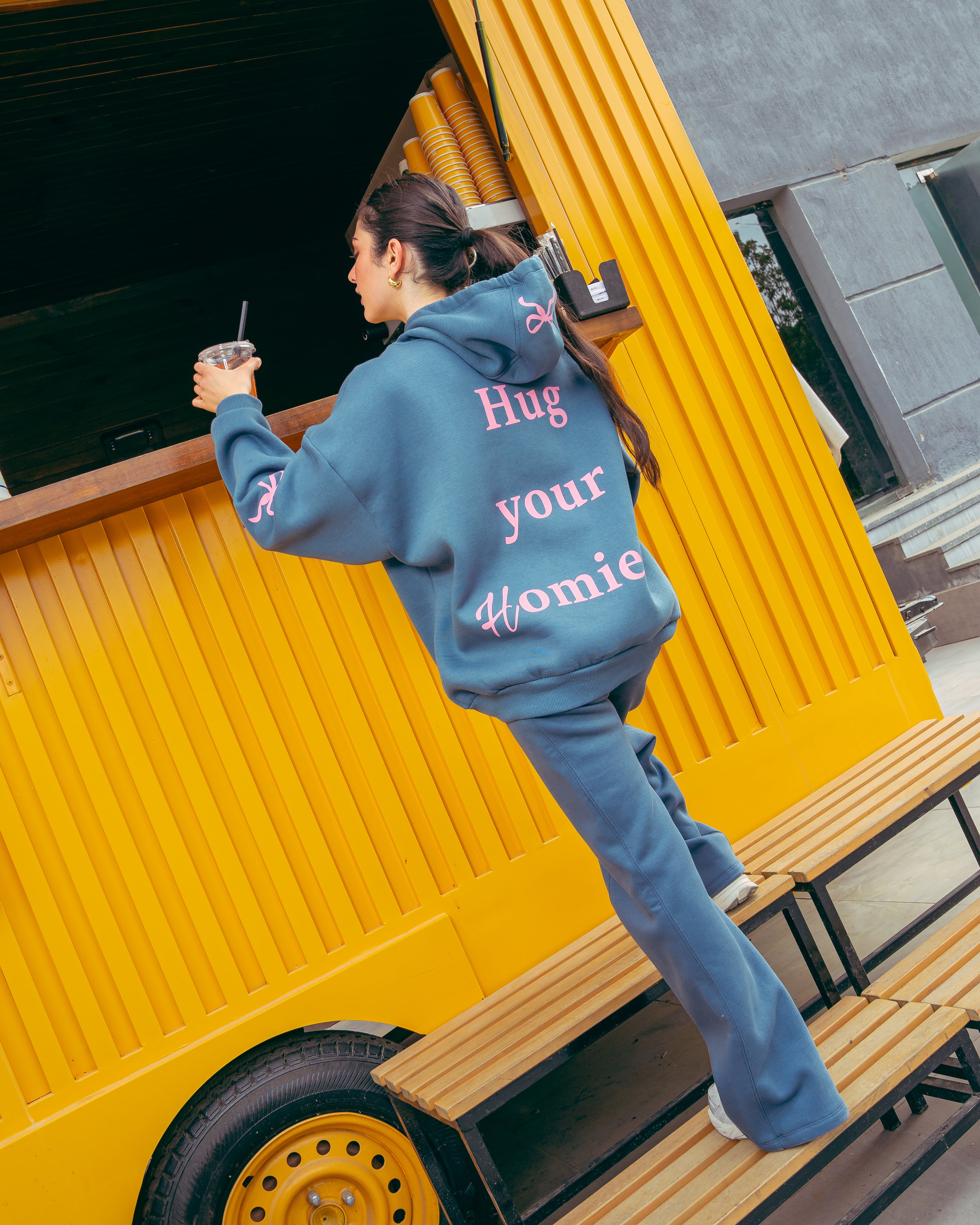 هودي مطبوع عليه فيونكة