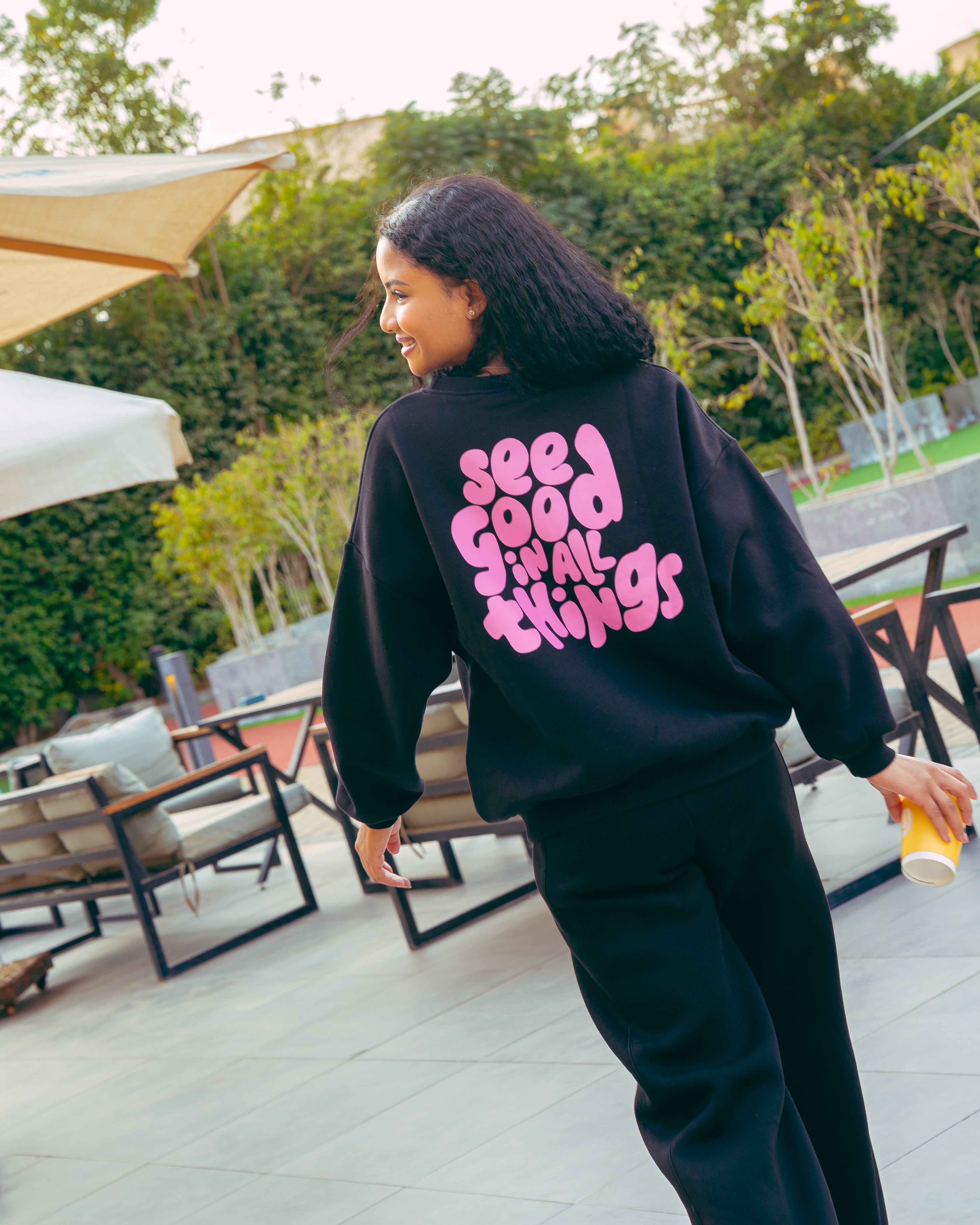 سويت شيرت مطبوع عليه - على الظهر