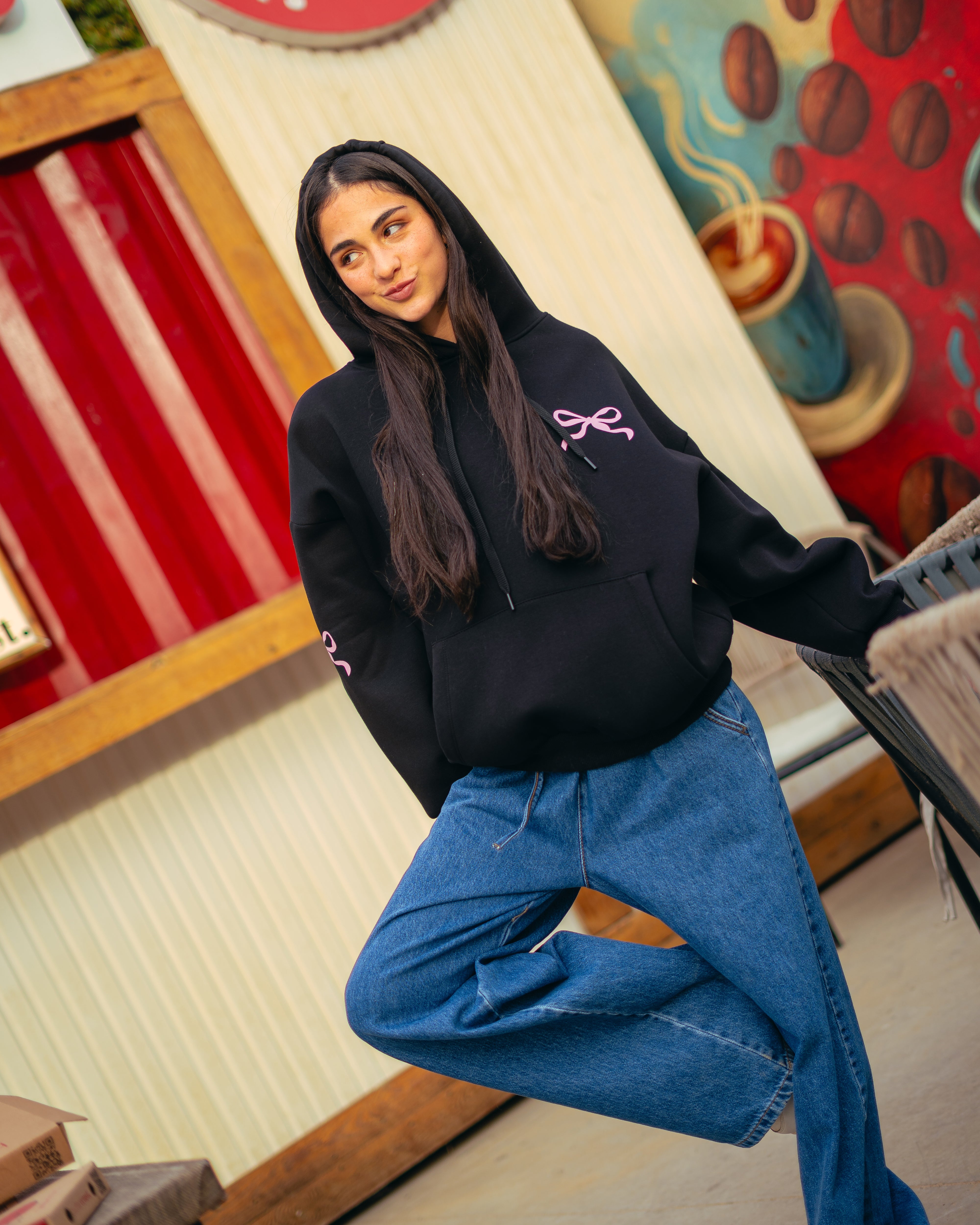 هودي مطبوع عليه فيونكة