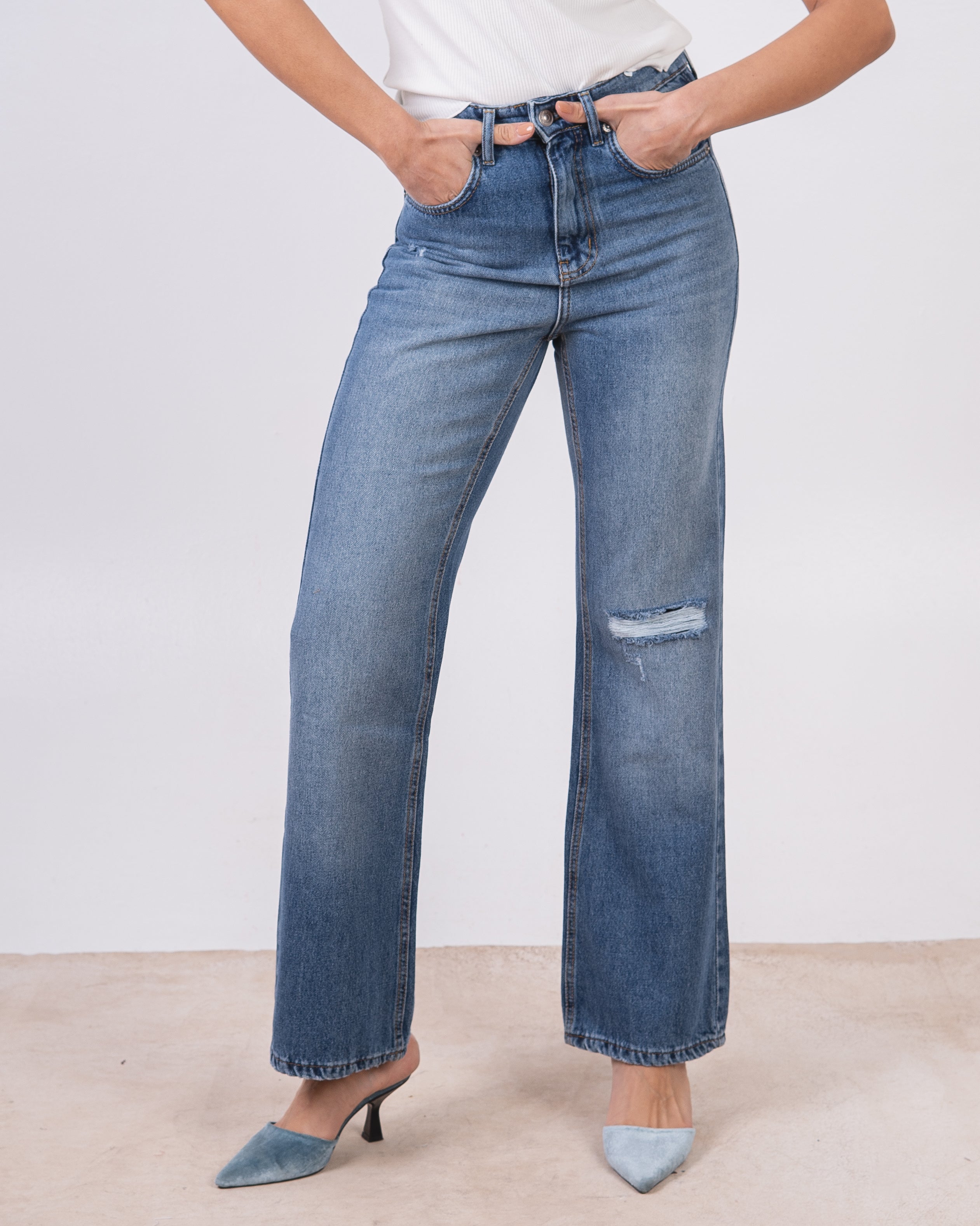 بنطال جينز واسع من الأسفل