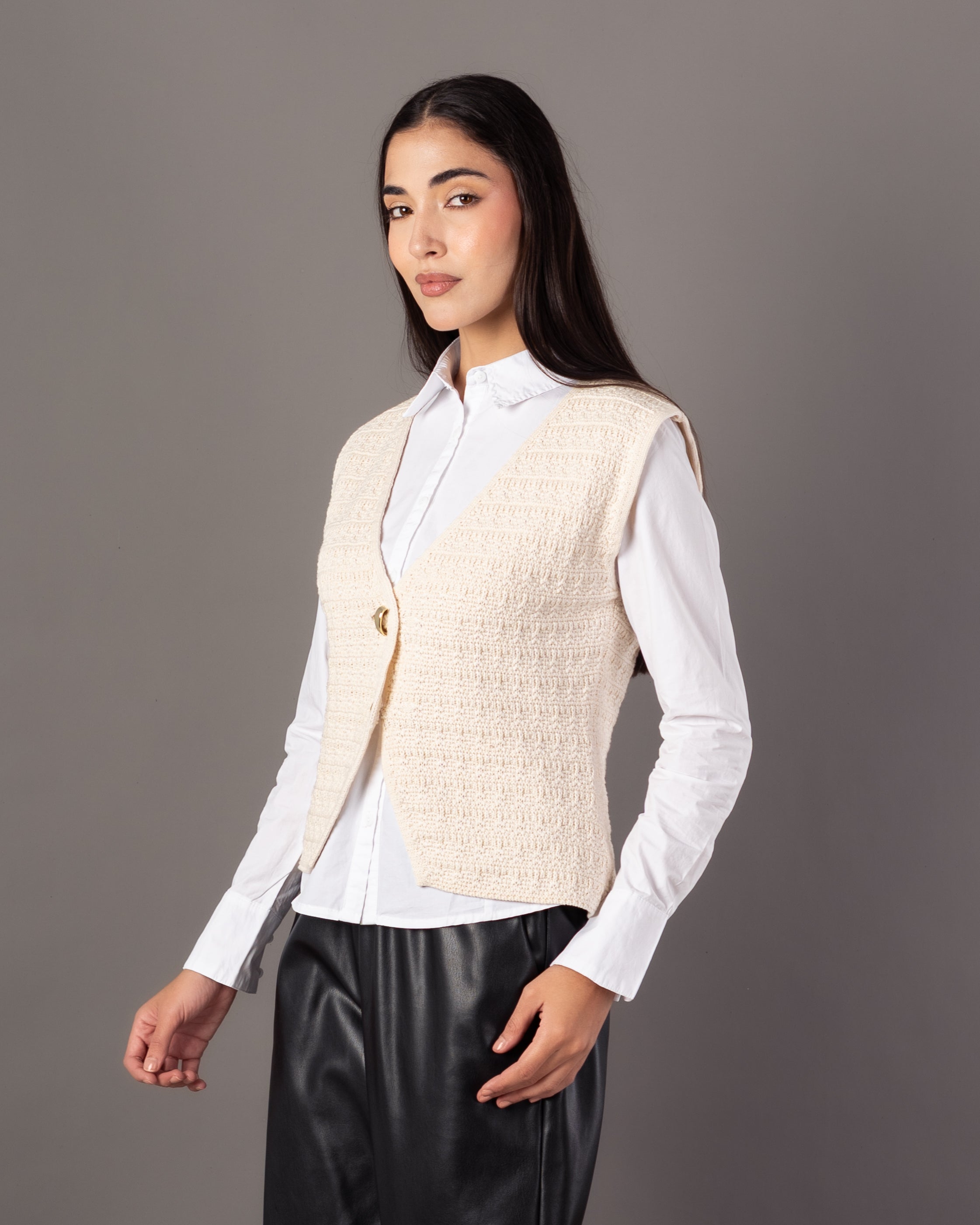 Knitwear Vest – Open (2 Gold Buttons)