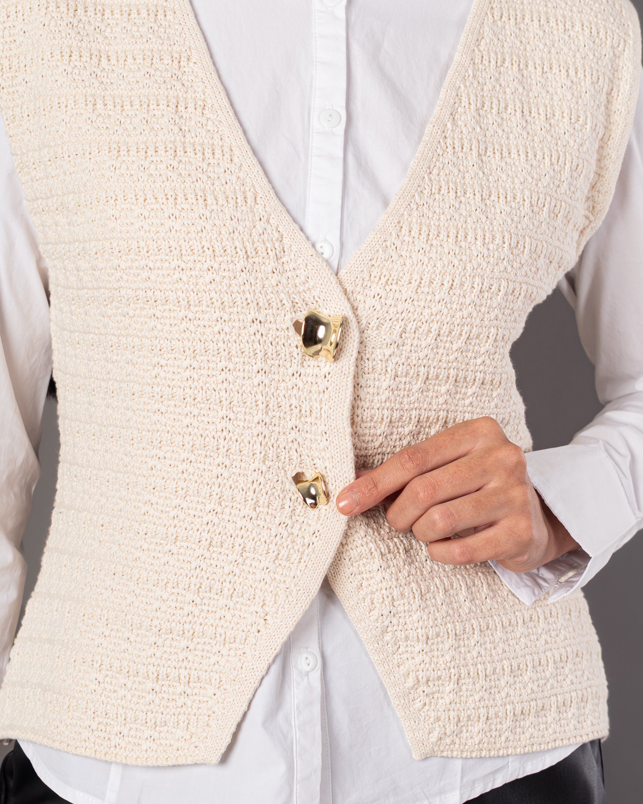 Knitwear Vest – Open (2 Gold Buttons)