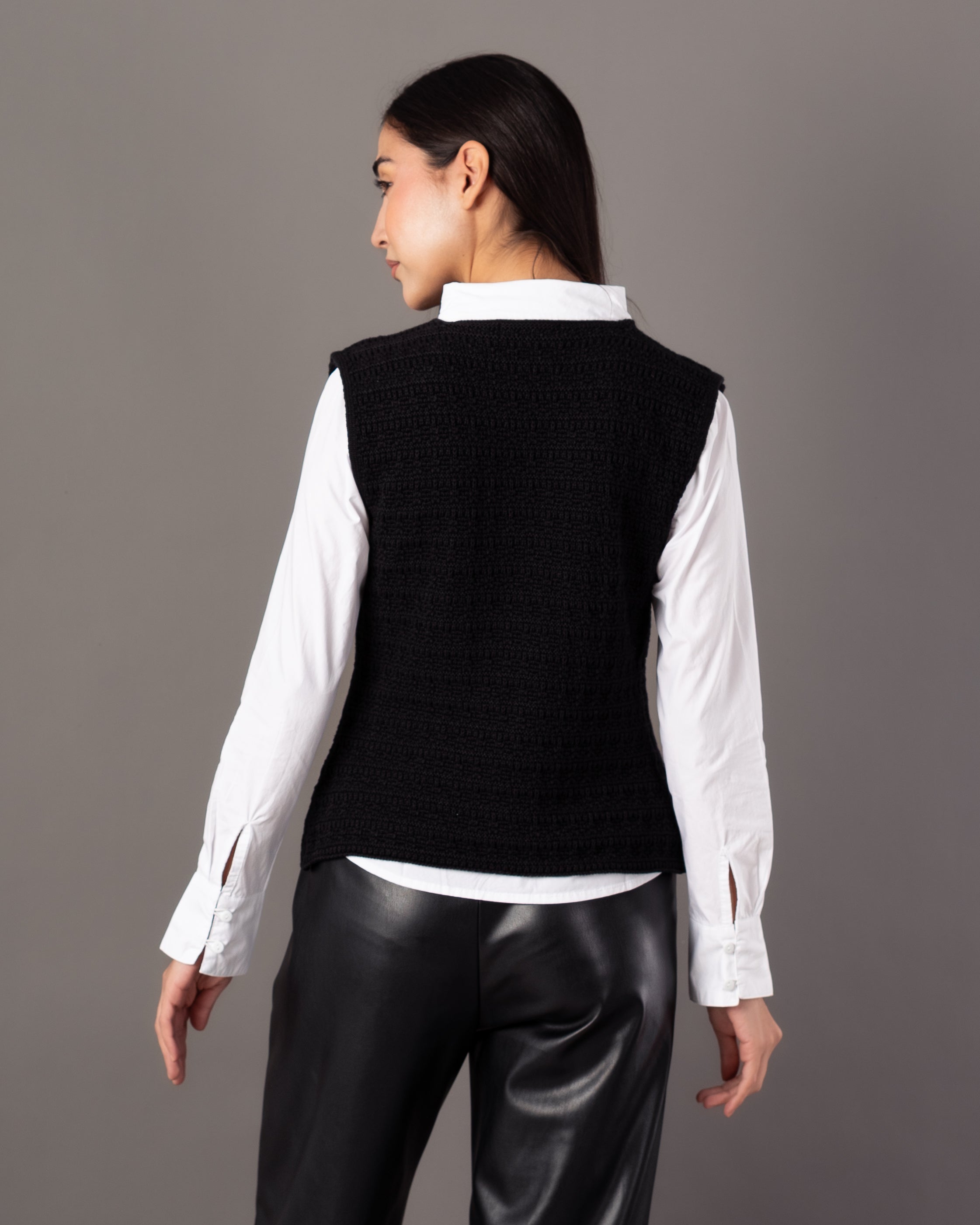 Knitwear Vest – Open (2 Gold Buttons)