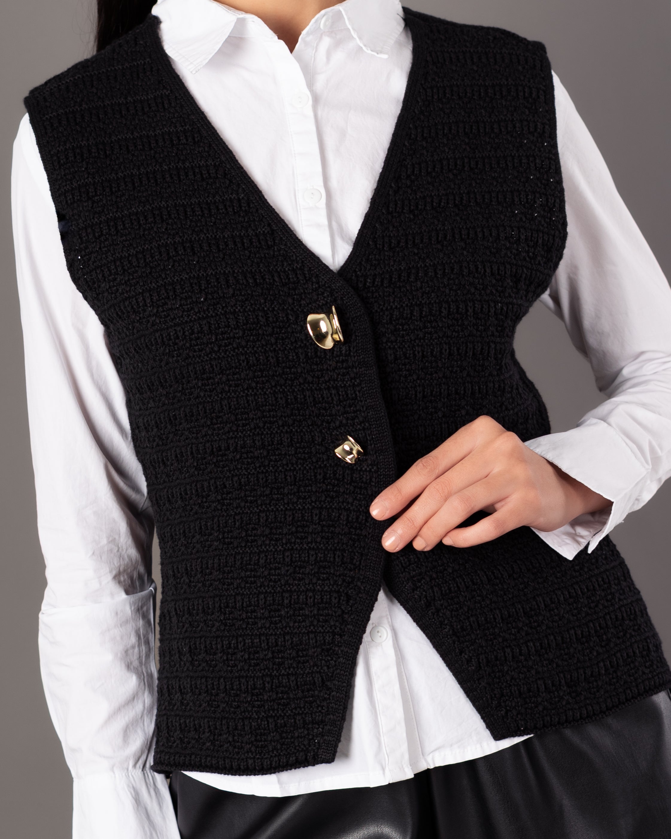Knitwear Vest – Open (2 Gold Buttons)