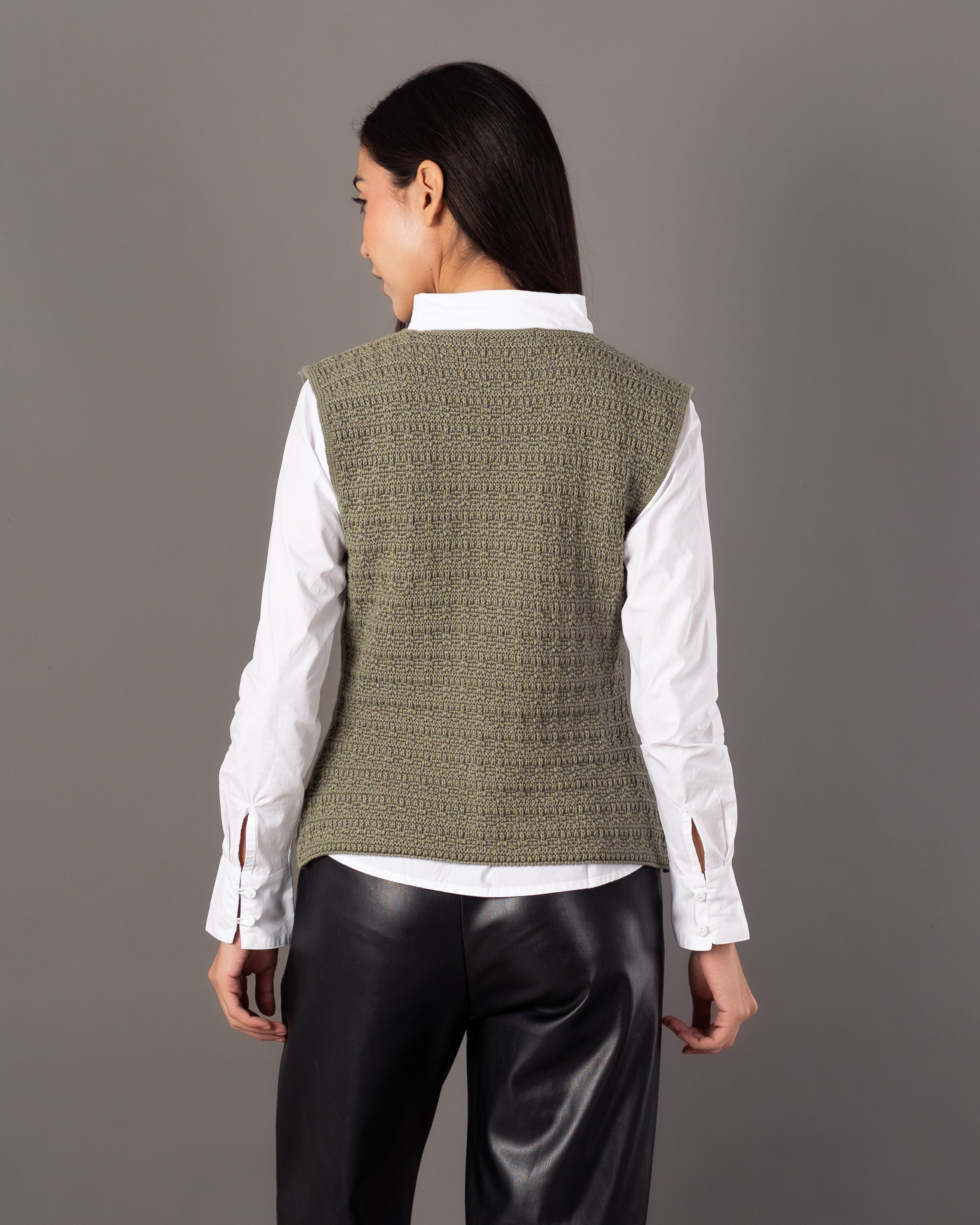 Knitwear Vest – Open (2 Gold Buttons)