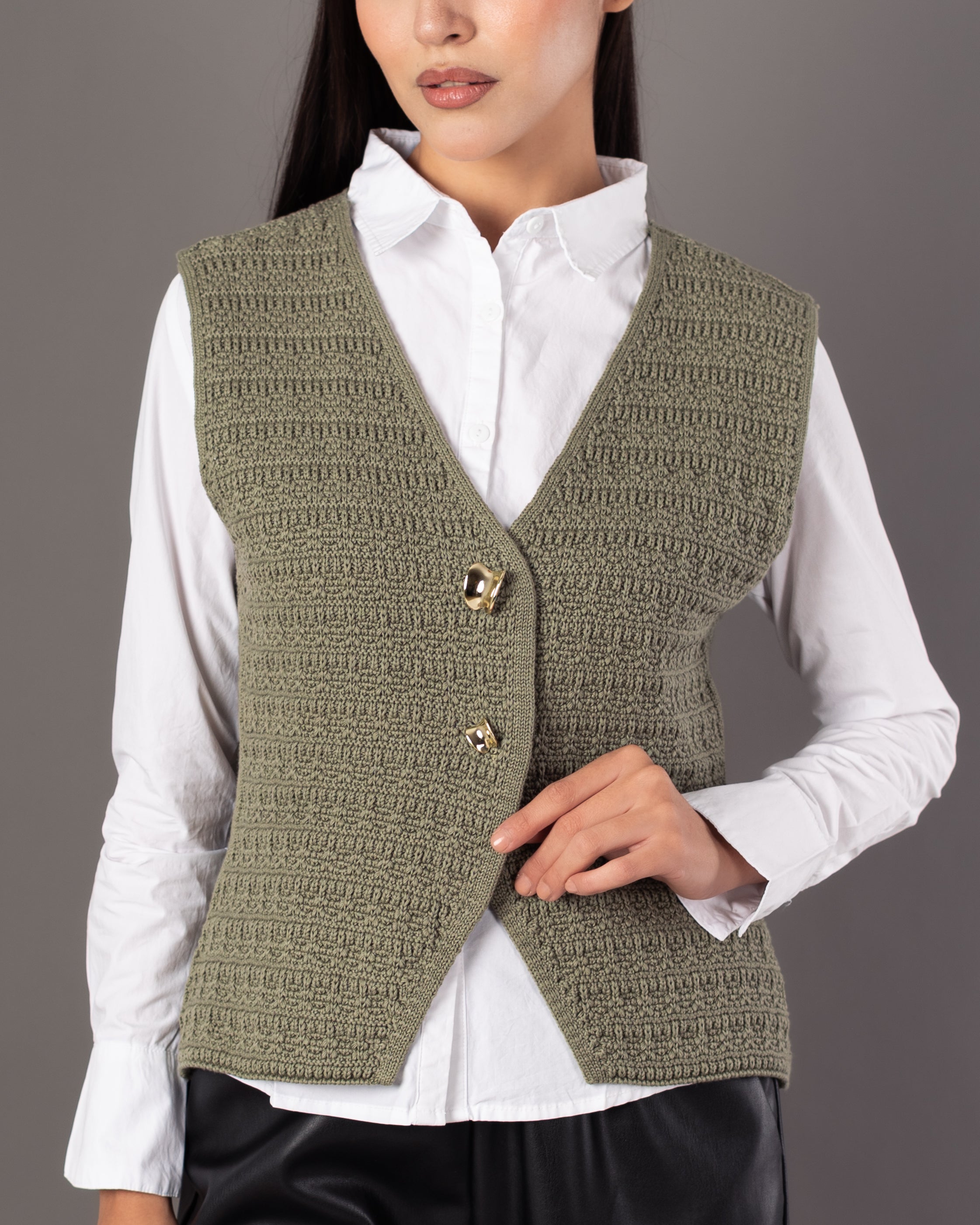 Knitwear Vest – Open (2 Gold Buttons)