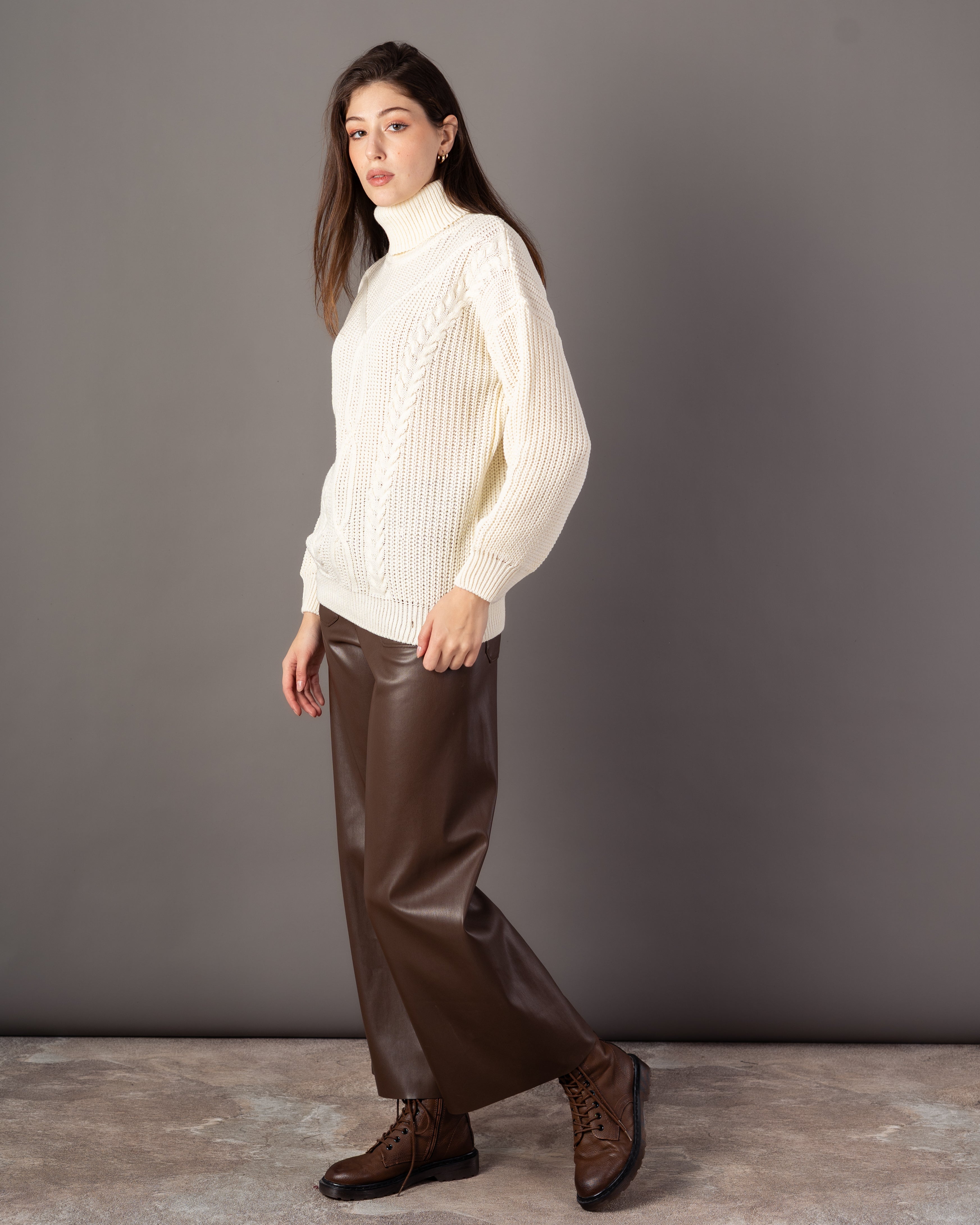 Plain Knitwear Pullover – High Neck (Braided Chest)