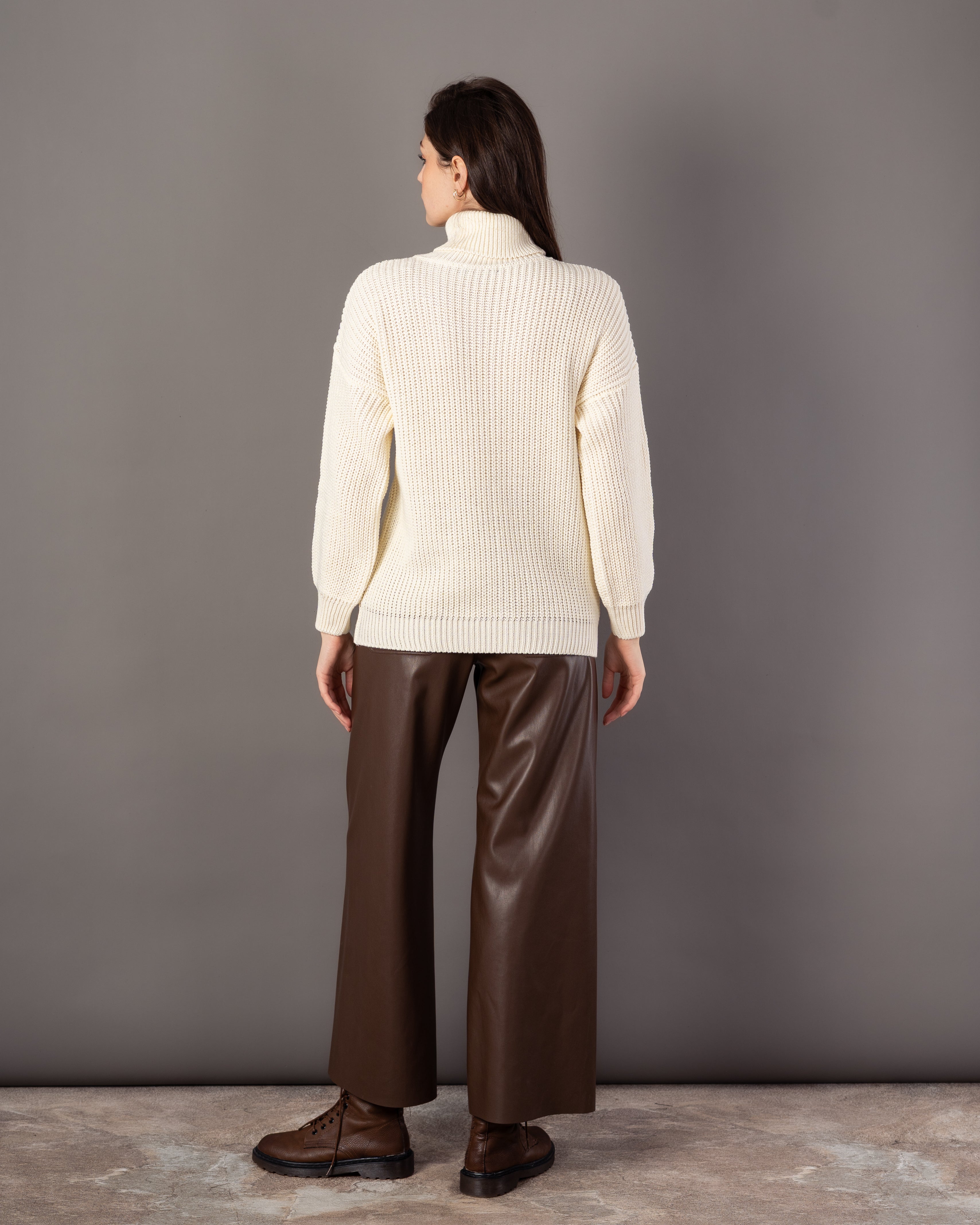 Plain Knitwear Pullover – High Neck (Braided Chest)