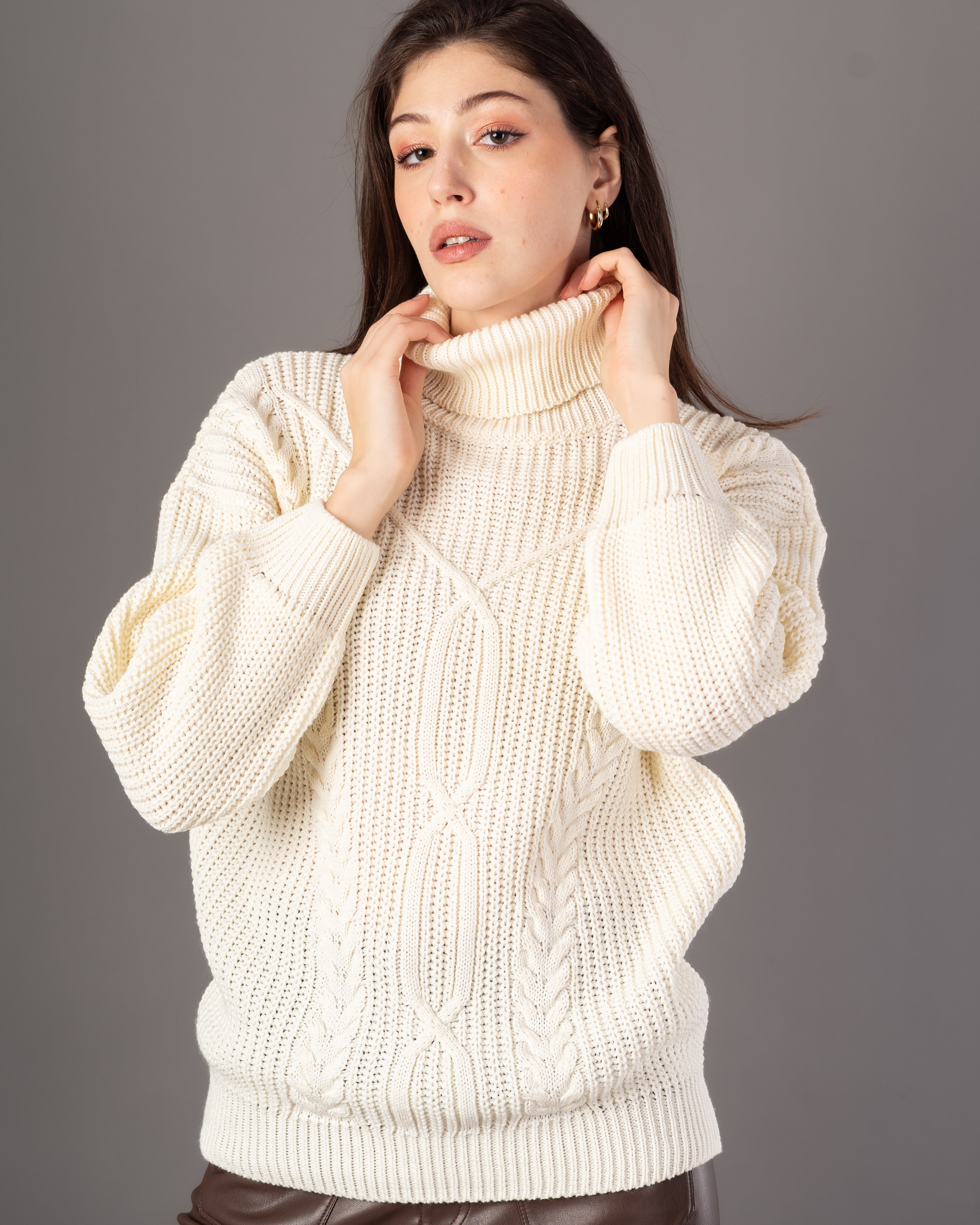 Plain Knitwear Pullover – High Neck (Braided Chest)