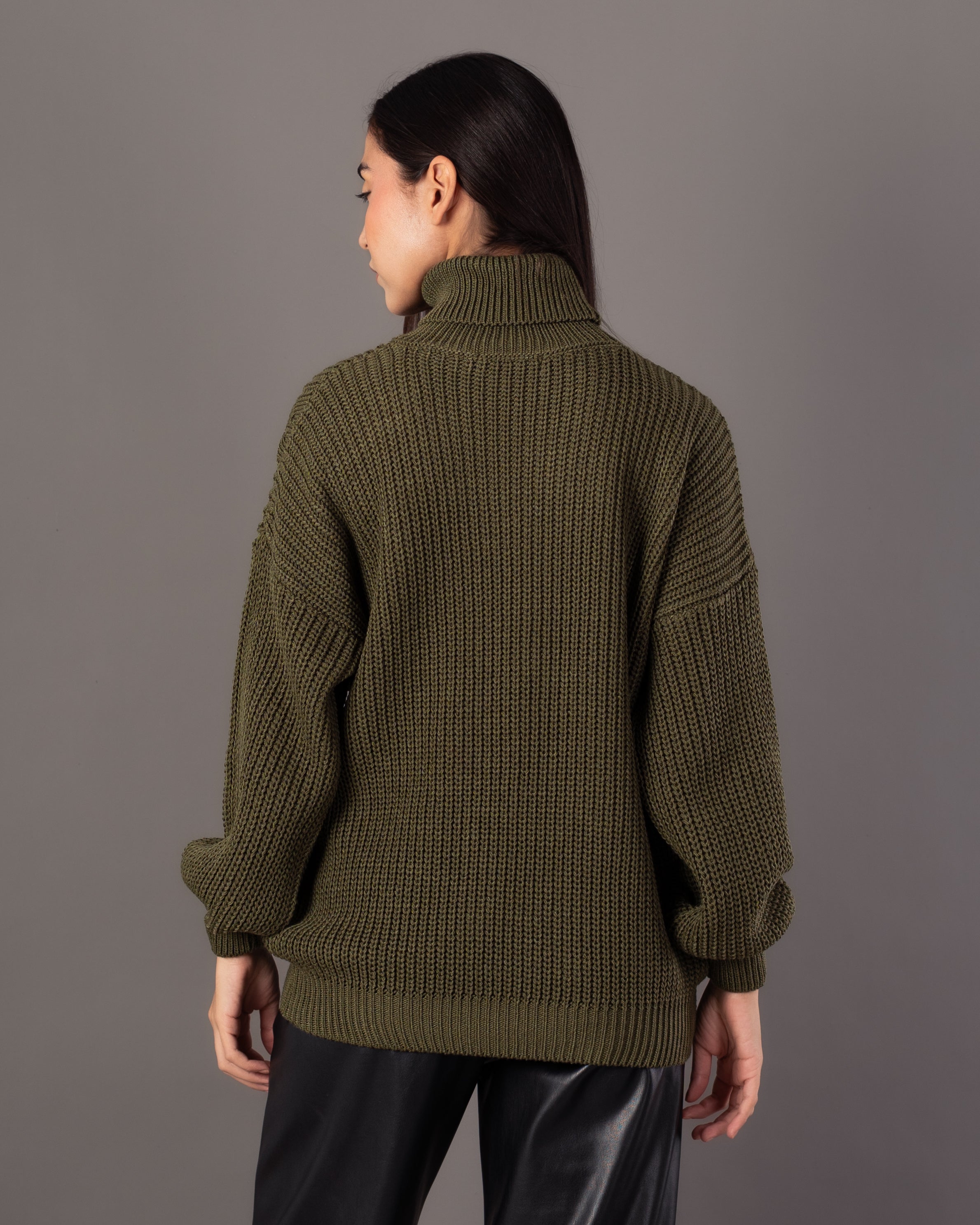 Plain Knitwear Pullover – High Neck (Braided Chest)