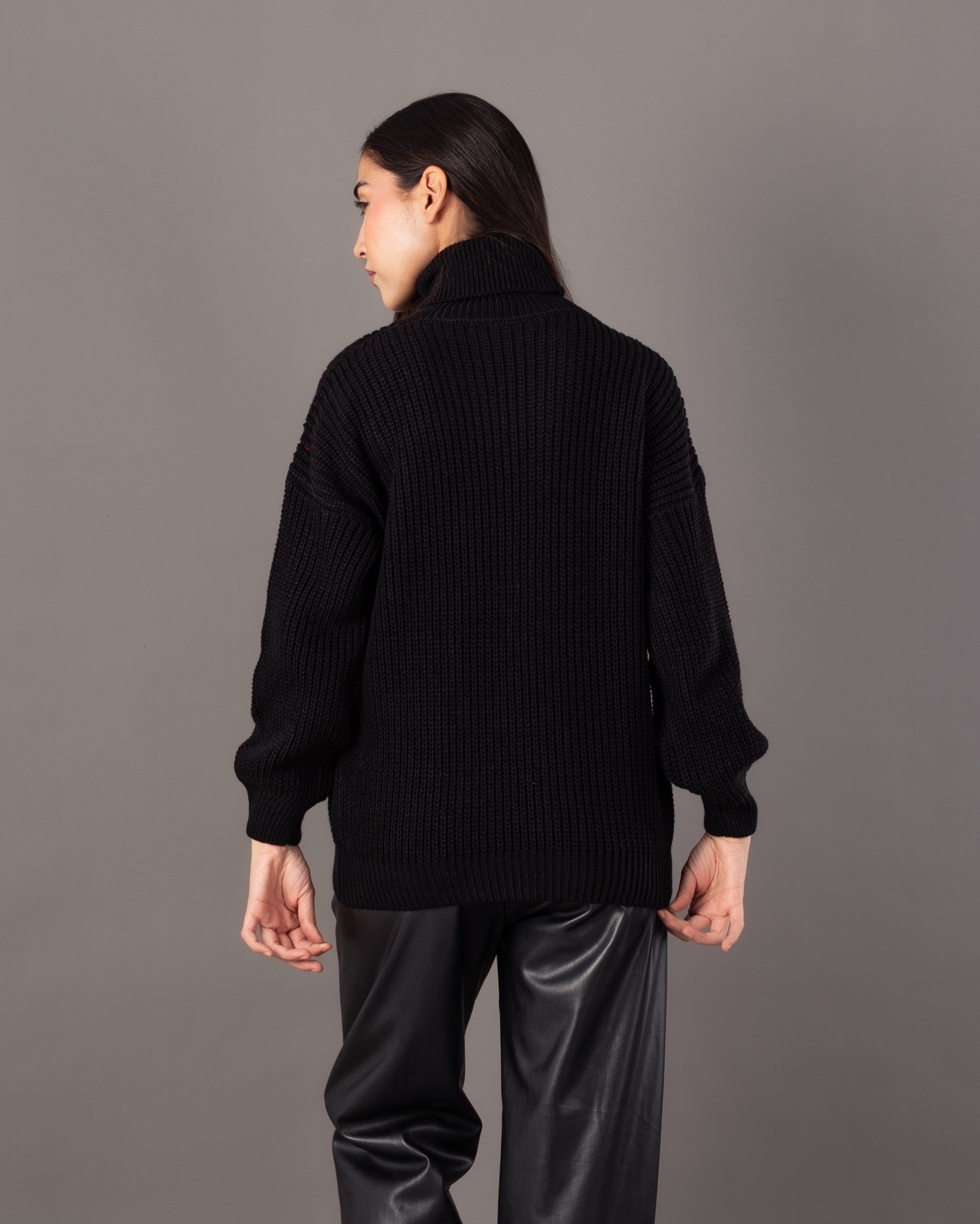 Plain Knitwear Pullover – High Neck (Braided Chest)