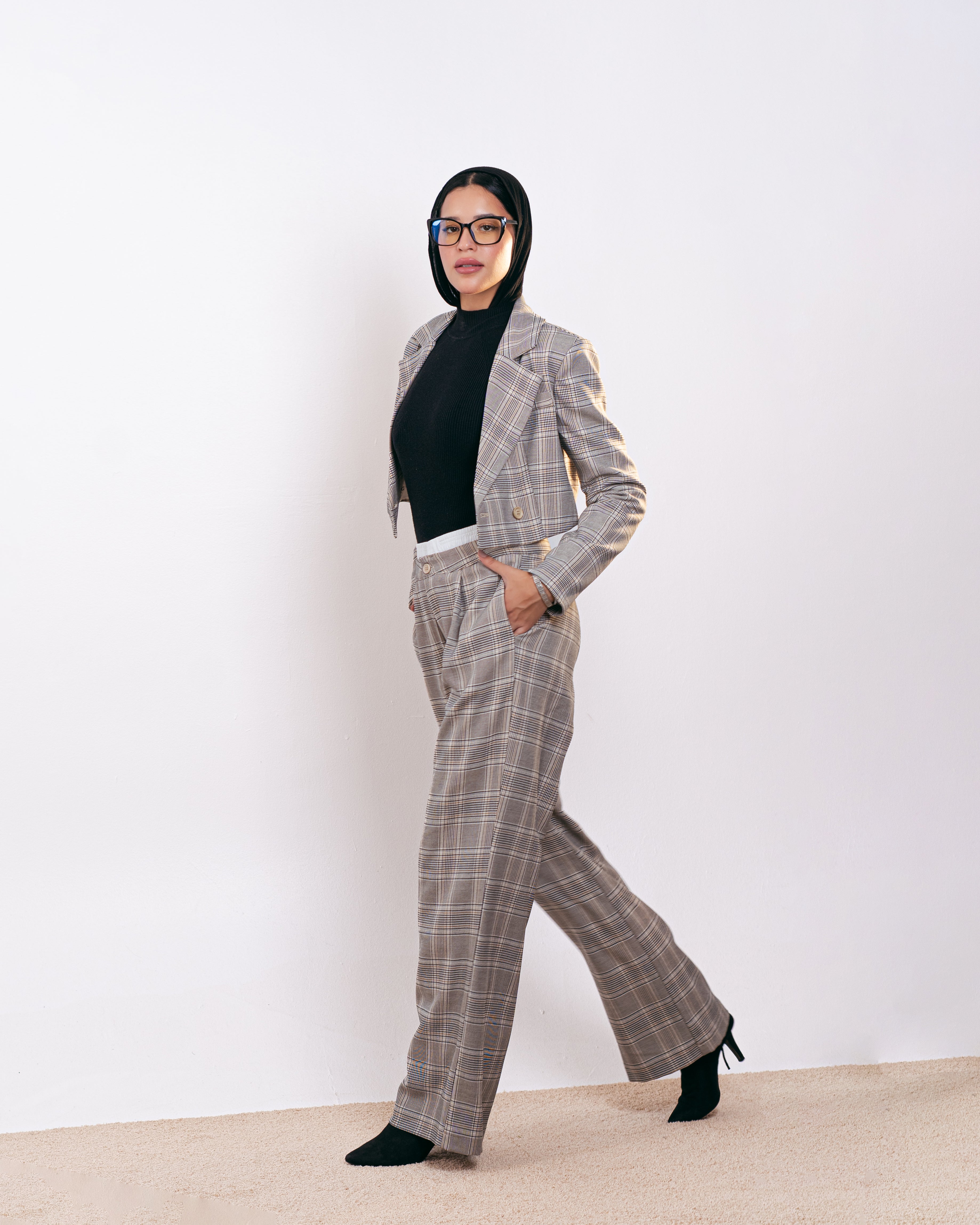 بليزر قصير بنقشة مربعات ومخططة