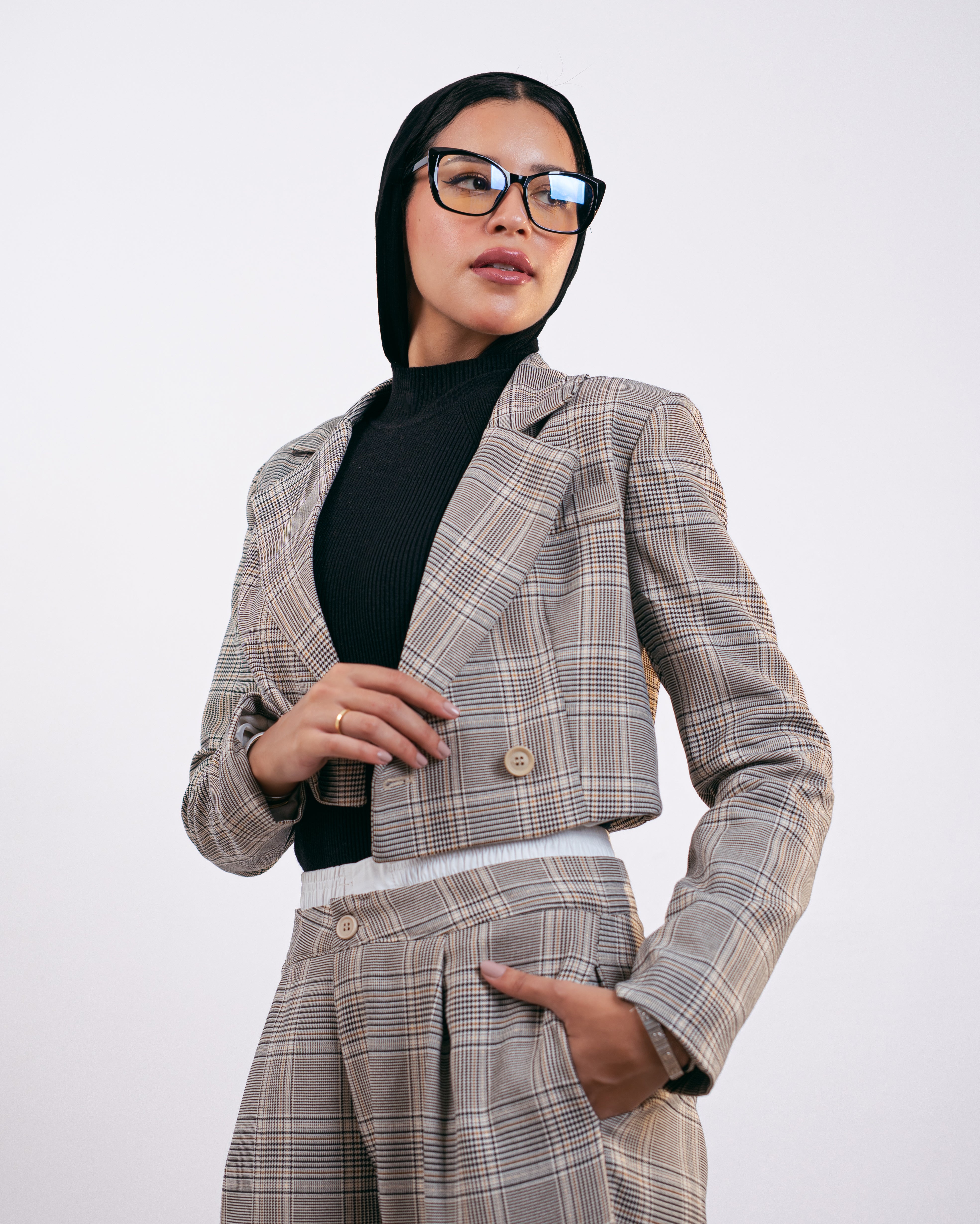 بليزر قصير بنقشة مربعات ومخططة