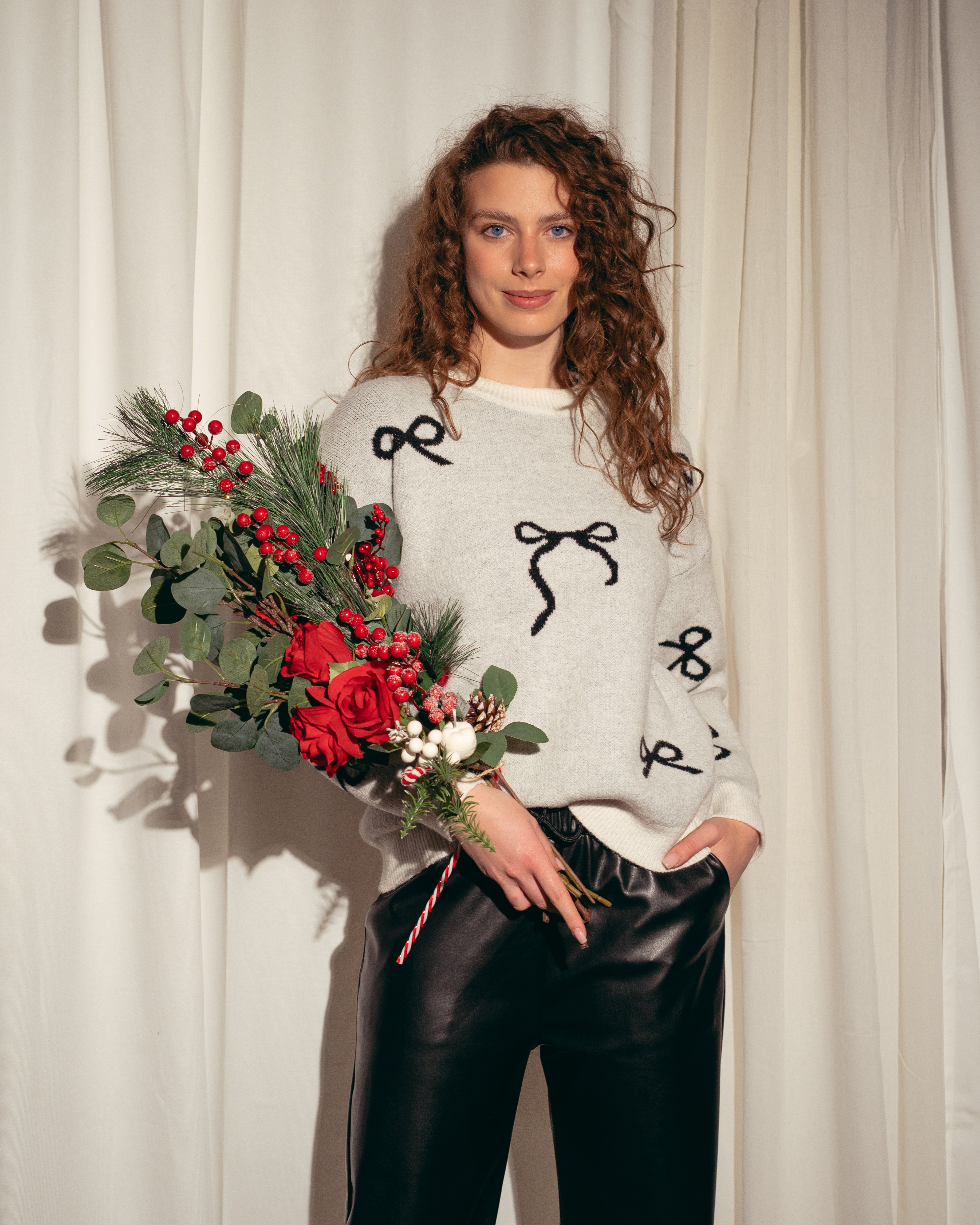 كنزة صوفية محبوكة - تطريز فيونكة