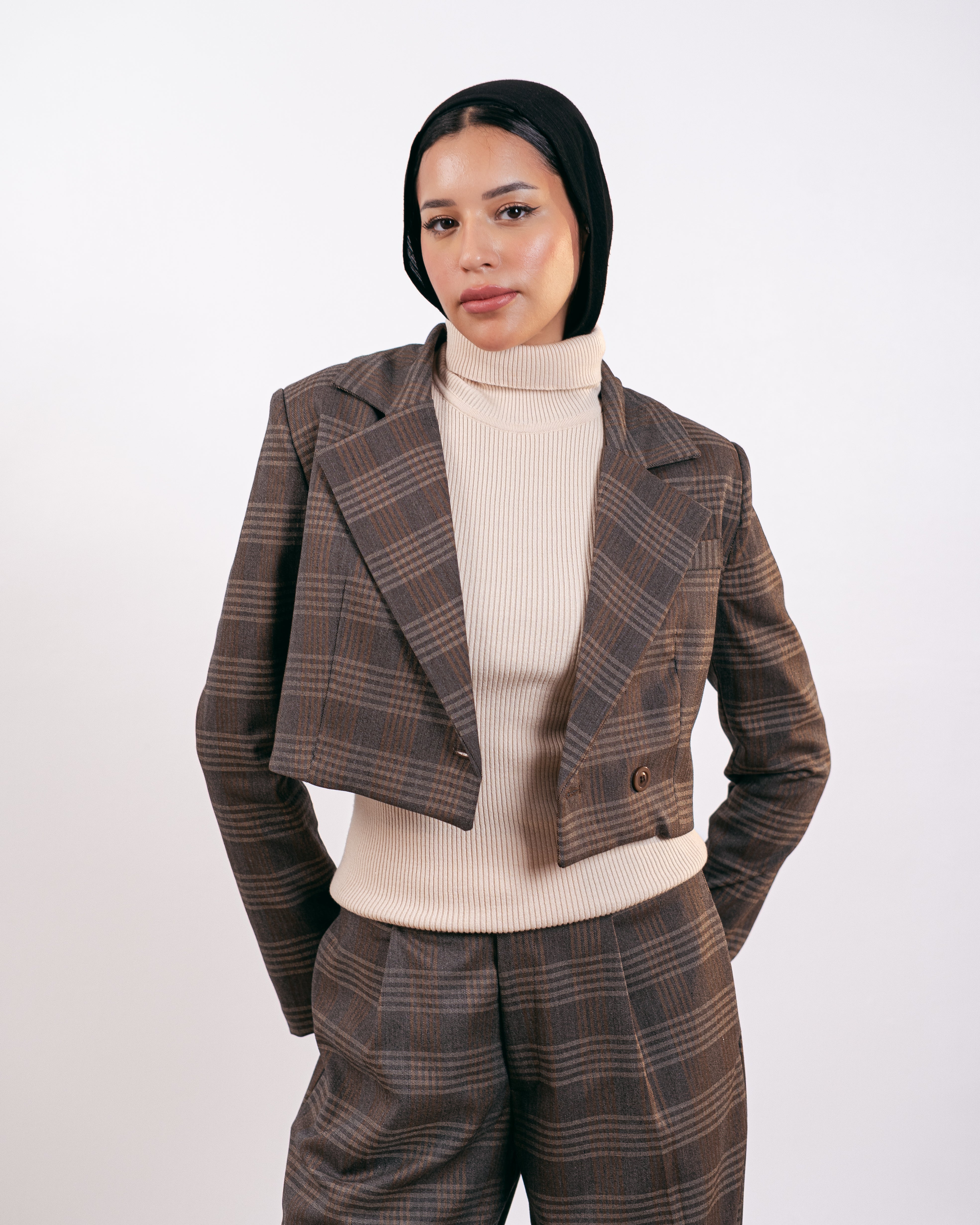 بليزر قصير بنقشة مربعات ومخططة