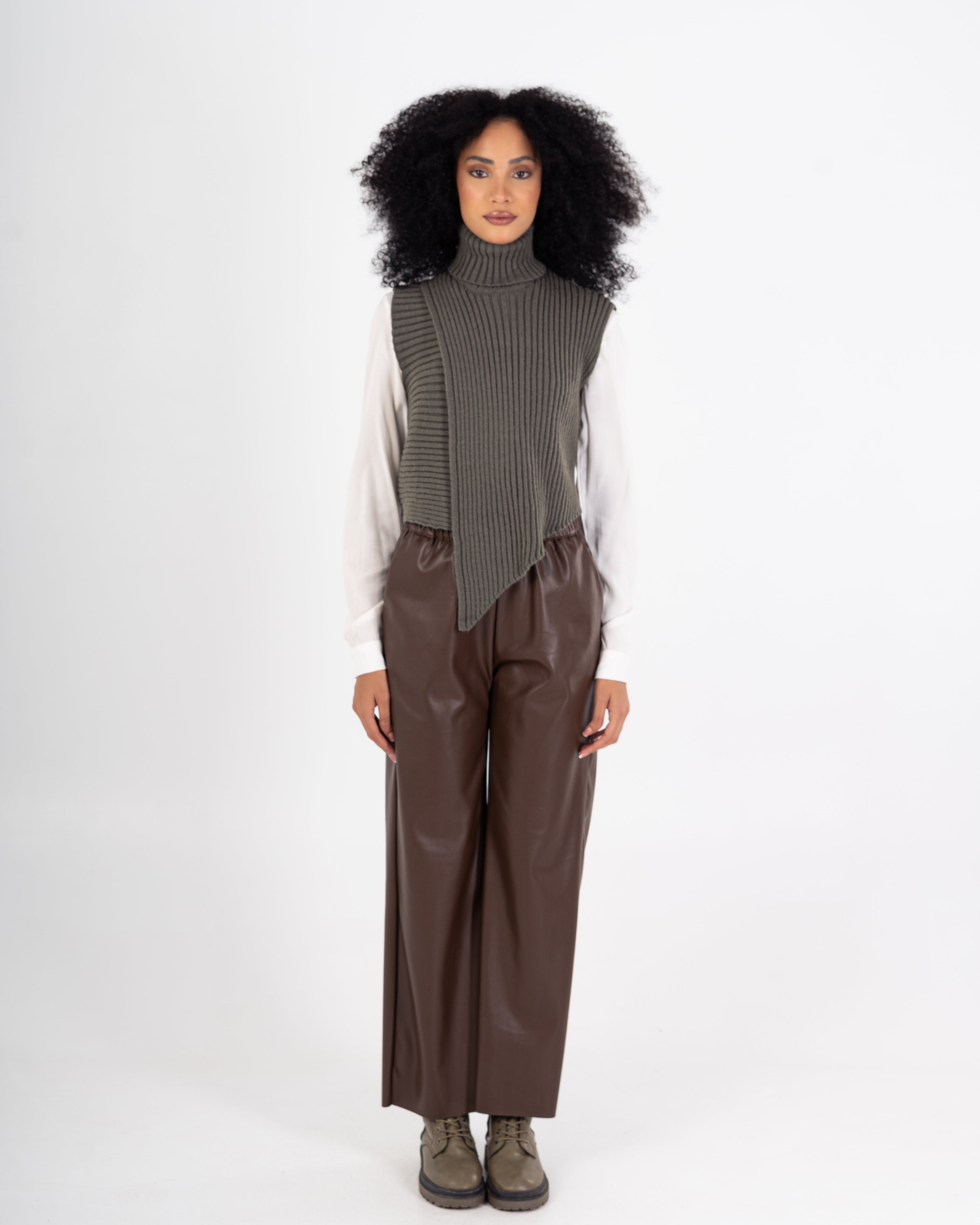 سترة محبوكة – رقبة عالية سادة (بدون أكمام)