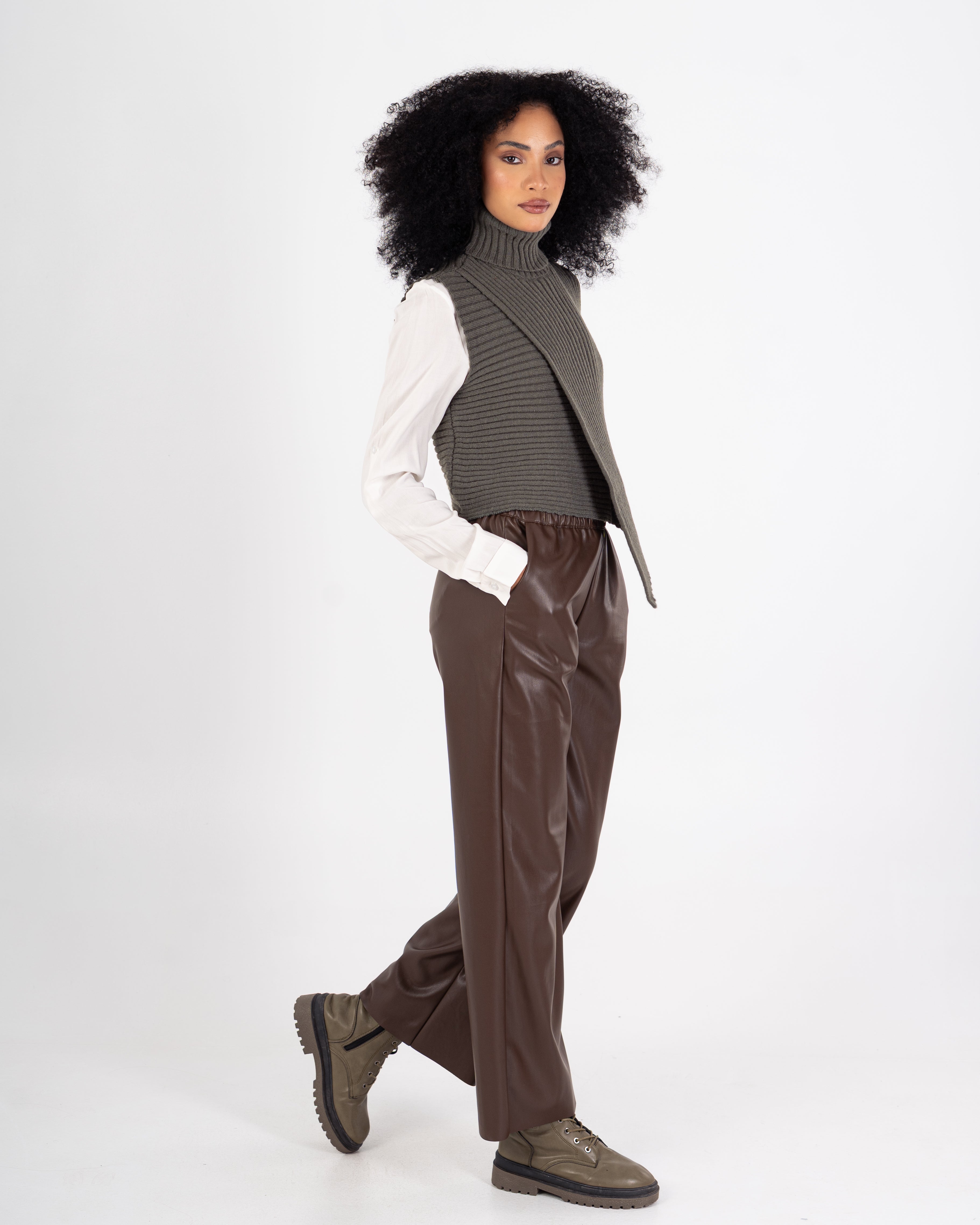 سترة محبوكة – رقبة عالية سادة (بدون أكمام)