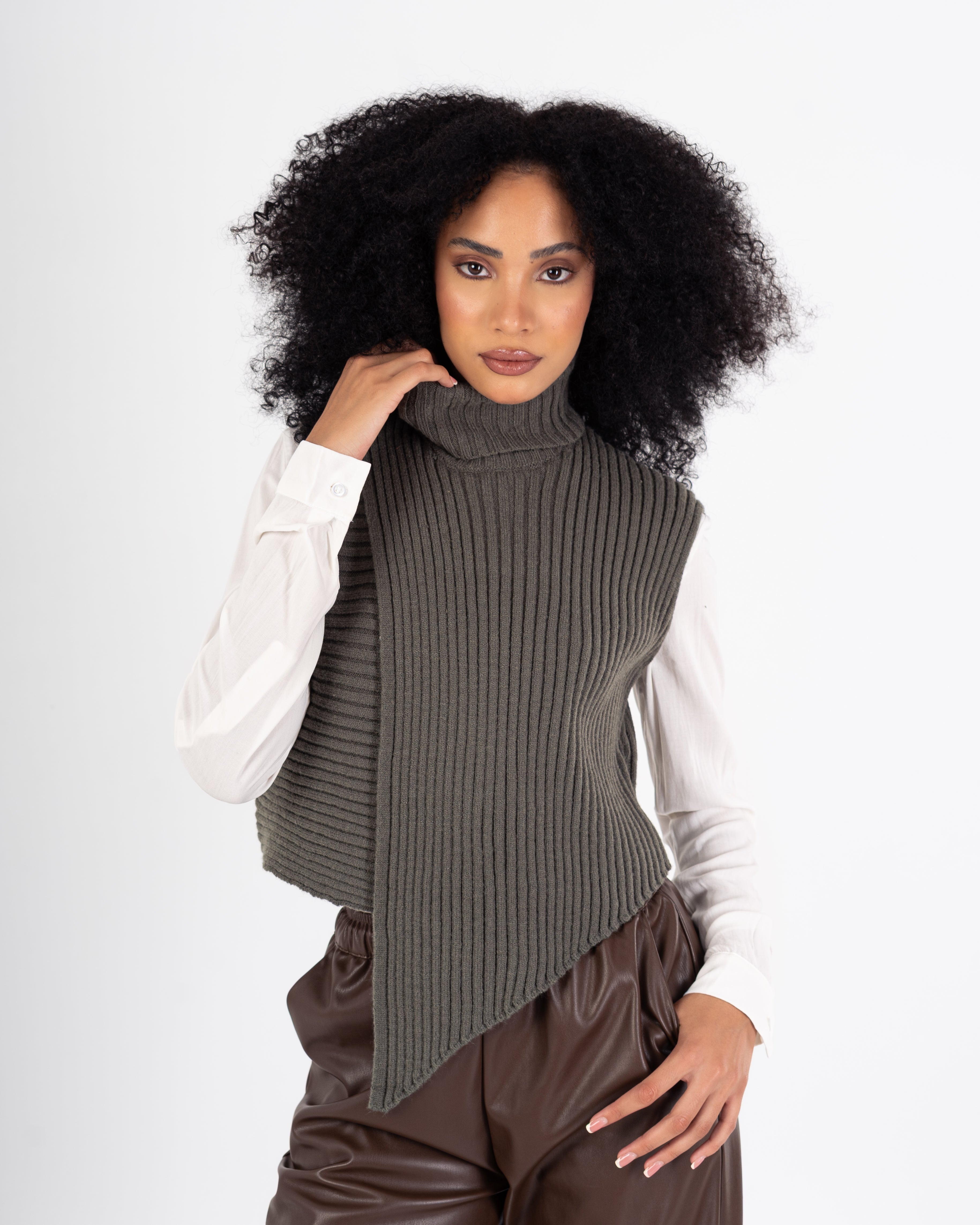 سترة محبوكة – رقبة عالية سادة (بدون أكمام)