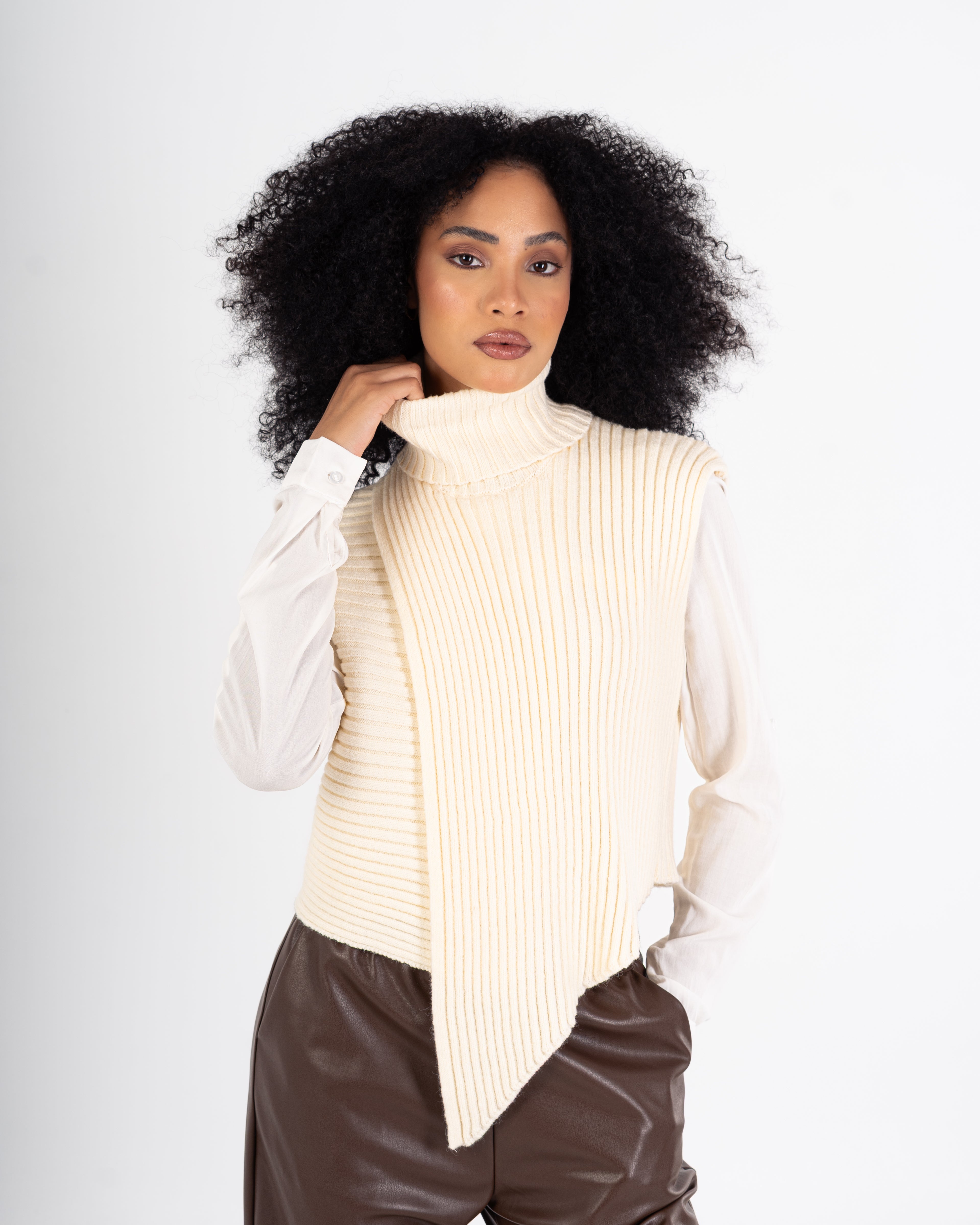 سترة محبوكة – رقبة عالية سادة (بدون أكمام)