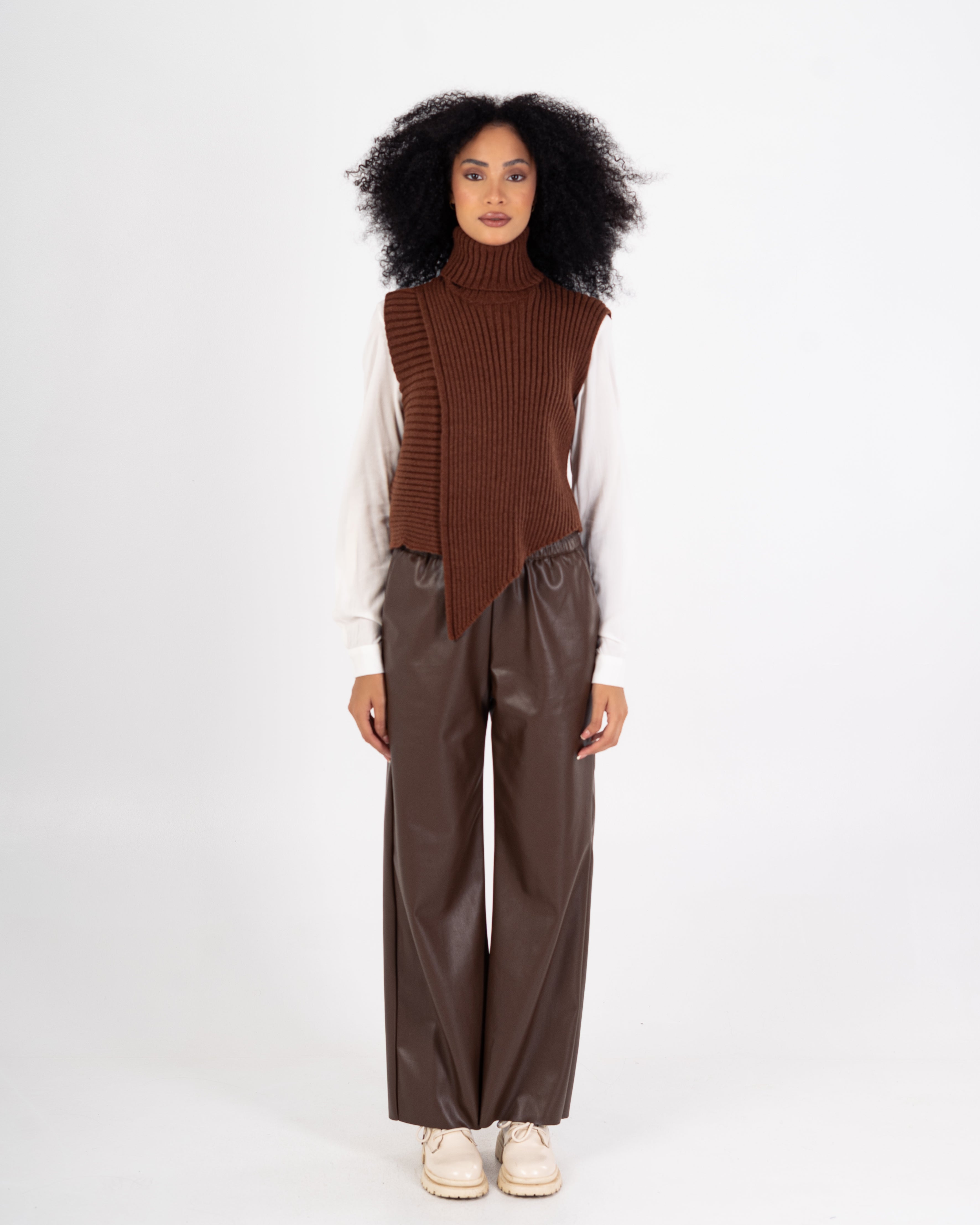 سترة محبوكة – رقبة عالية سادة (بدون أكمام)