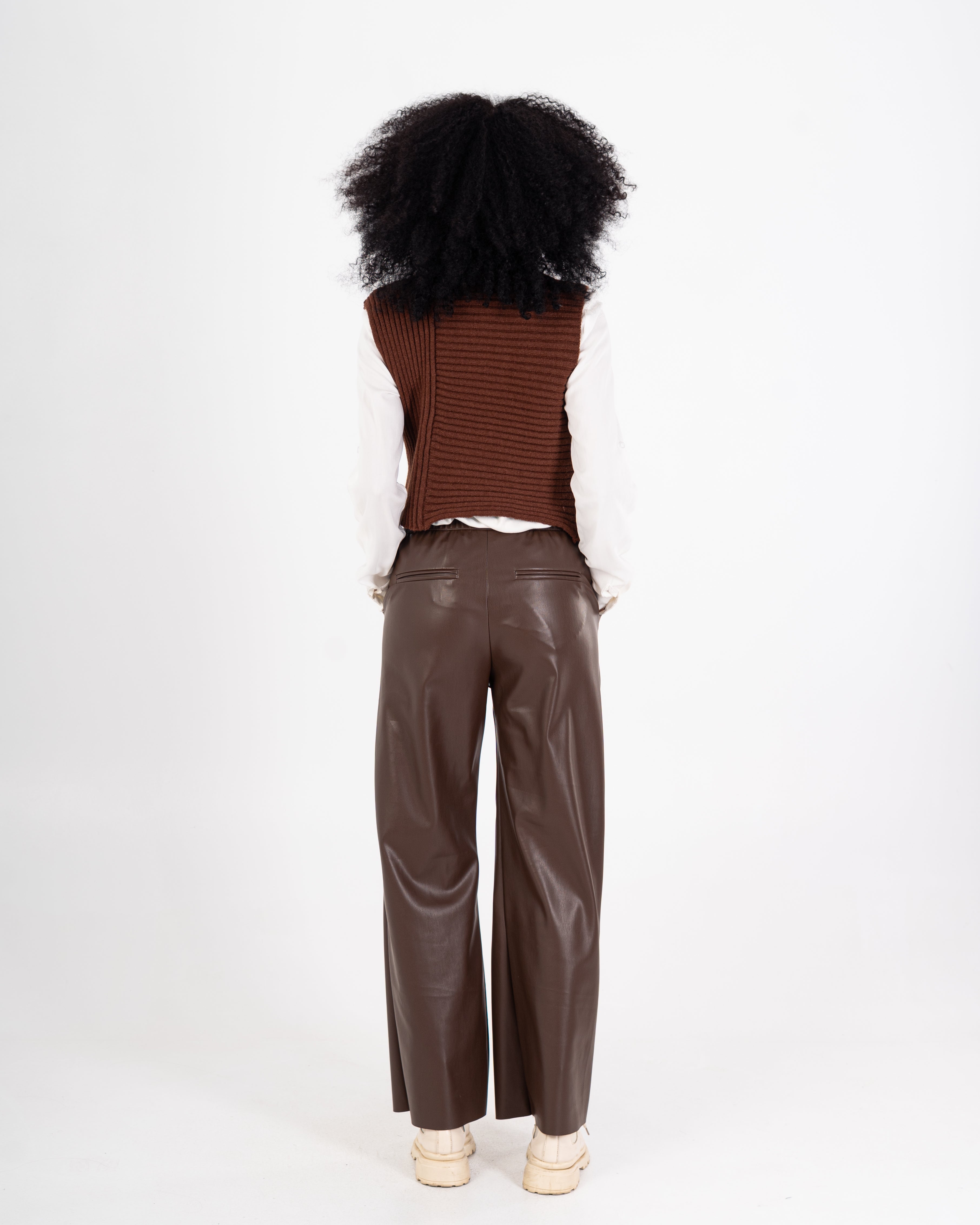 سترة محبوكة – رقبة عالية سادة (بدون أكمام)