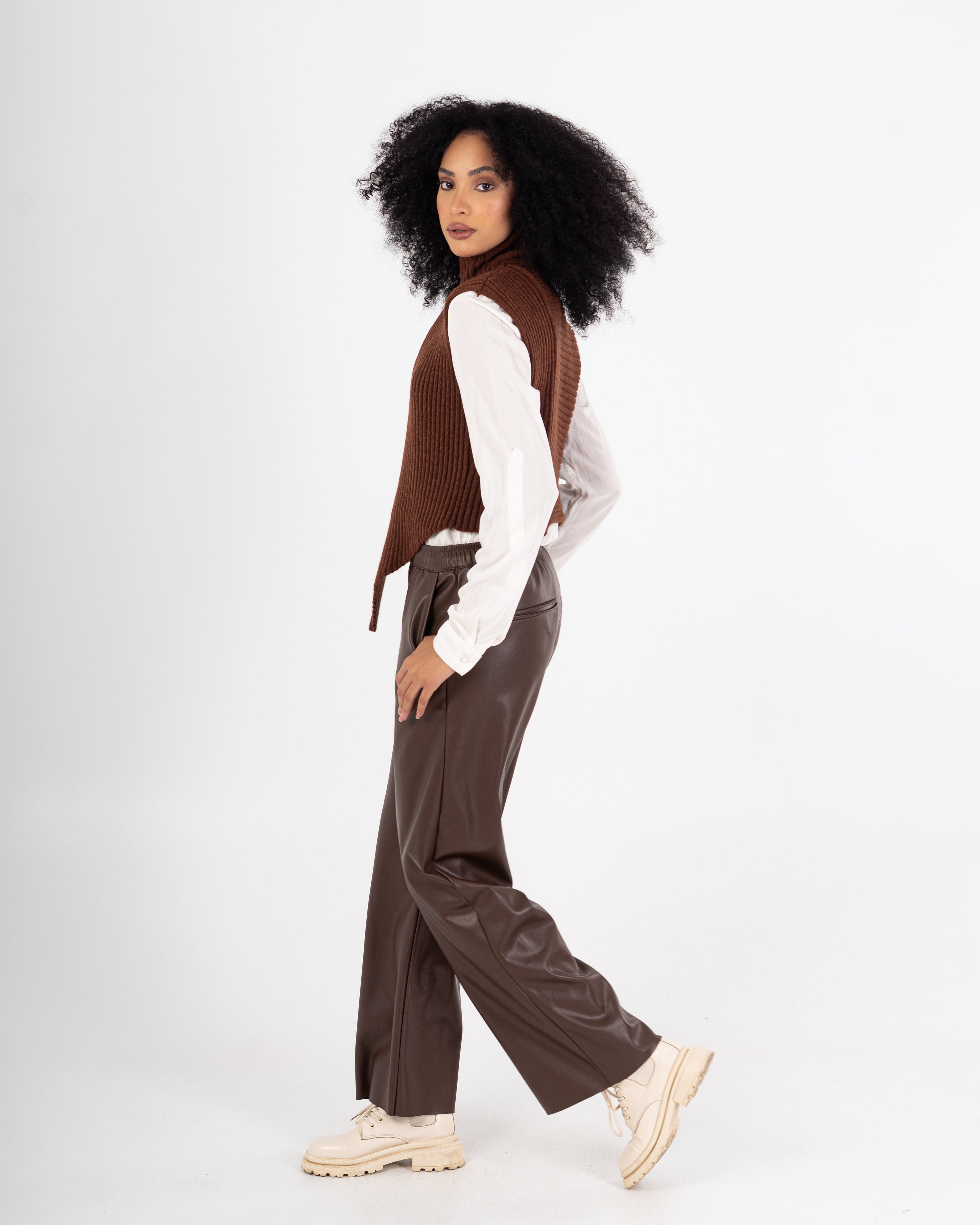 سترة محبوكة – رقبة عالية سادة (بدون أكمام)