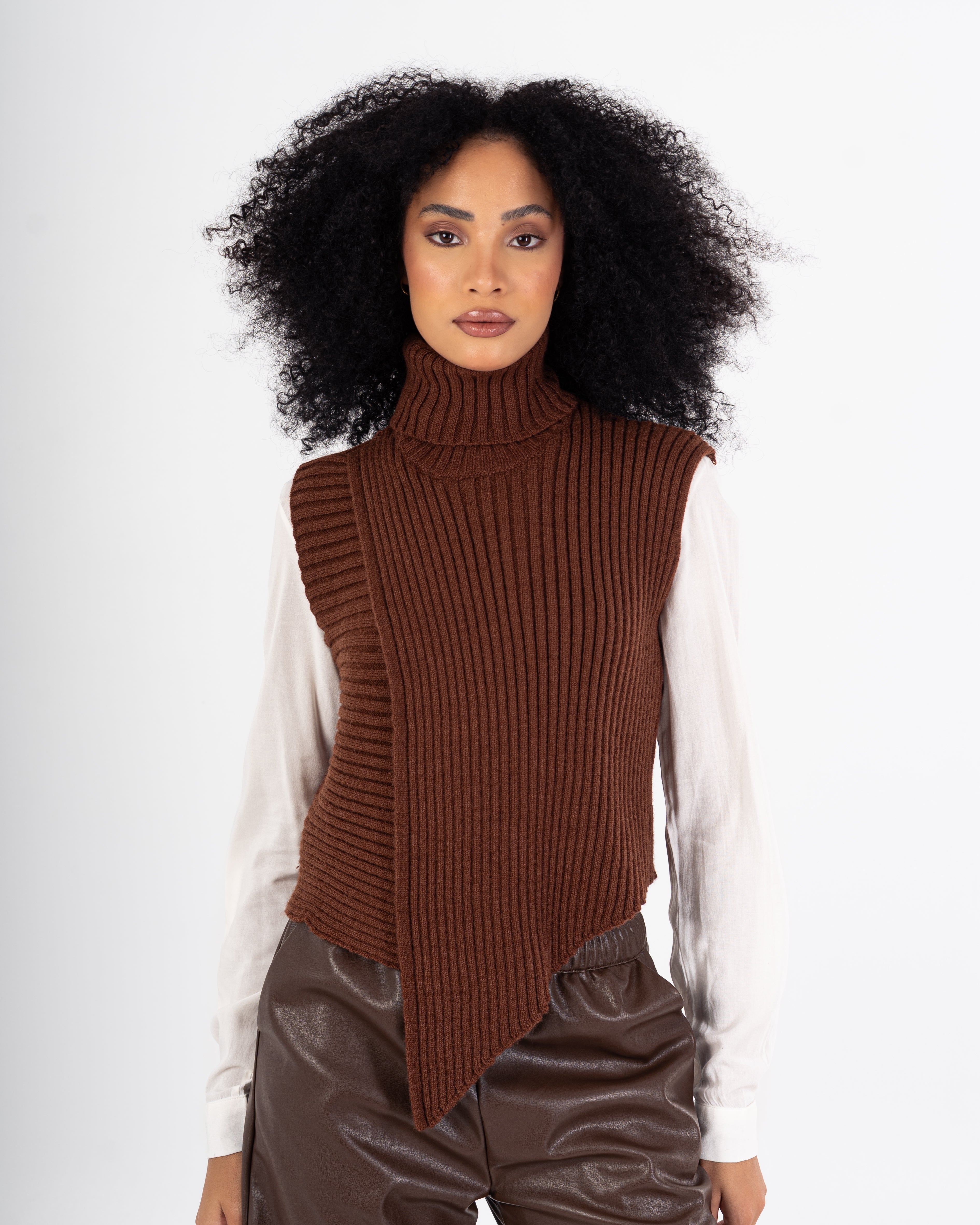 سترة محبوكة – رقبة عالية سادة (بدون أكمام)