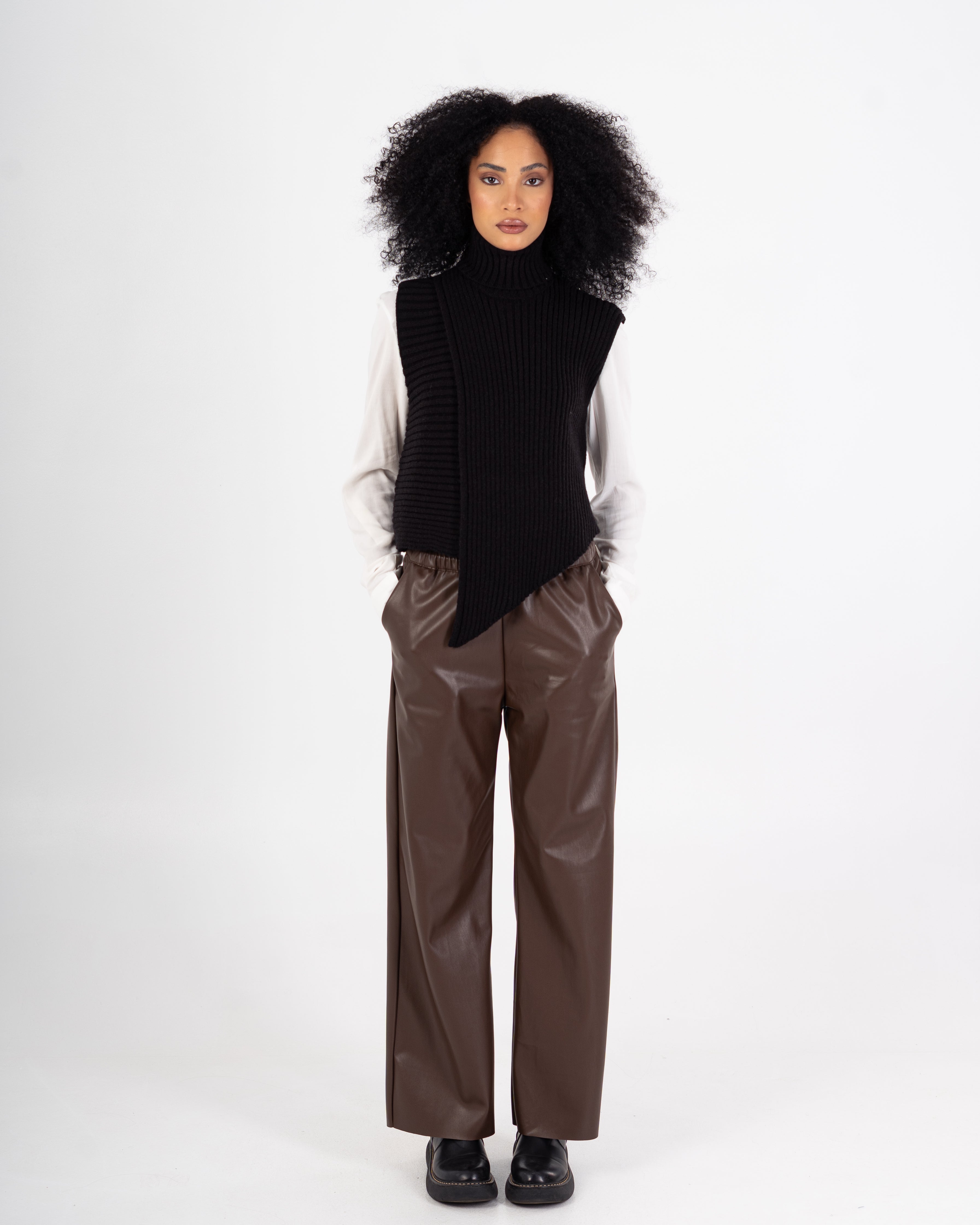 سترة محبوكة – رقبة عالية سادة (بدون أكمام)