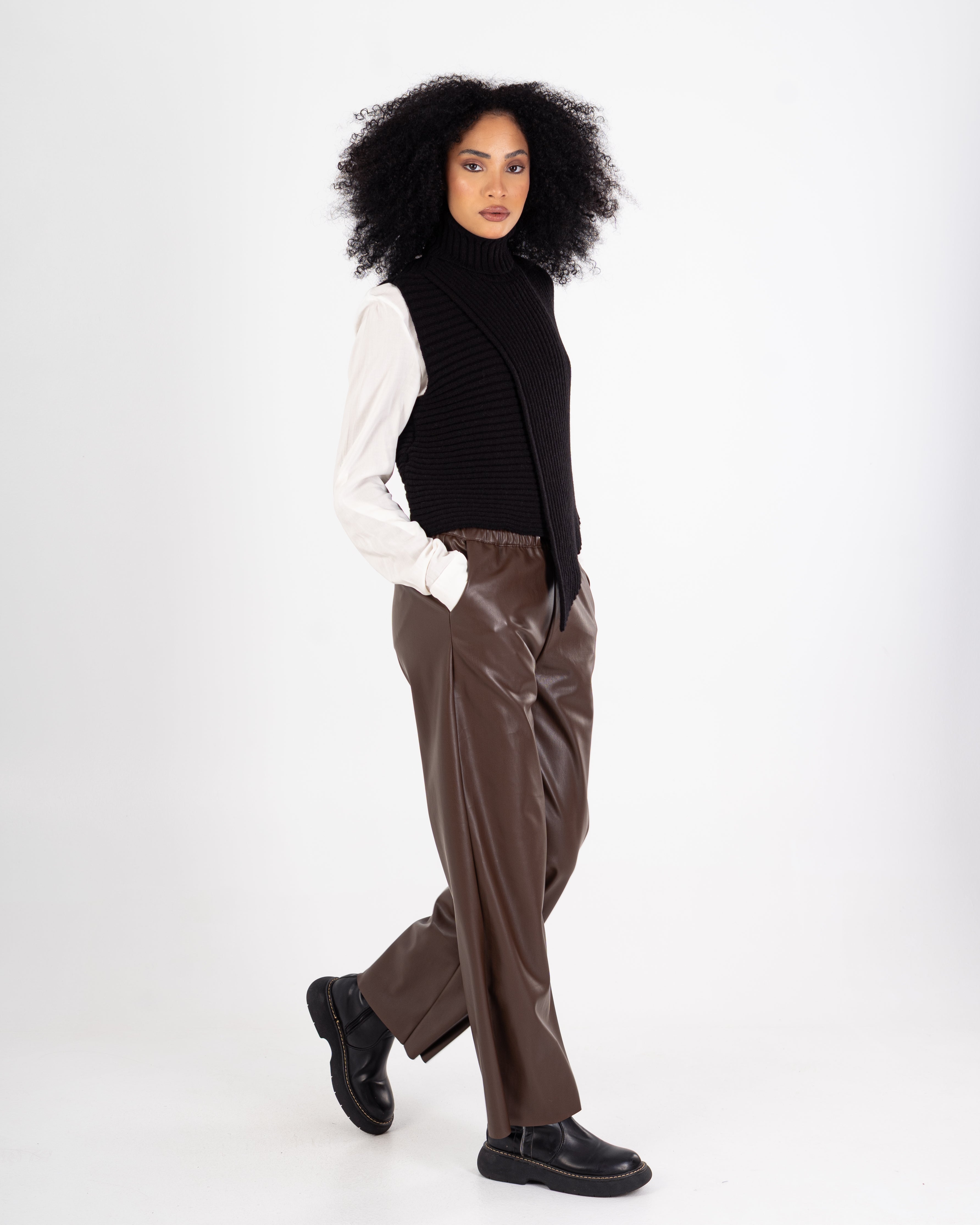 سترة محبوكة – رقبة عالية سادة (بدون أكمام)