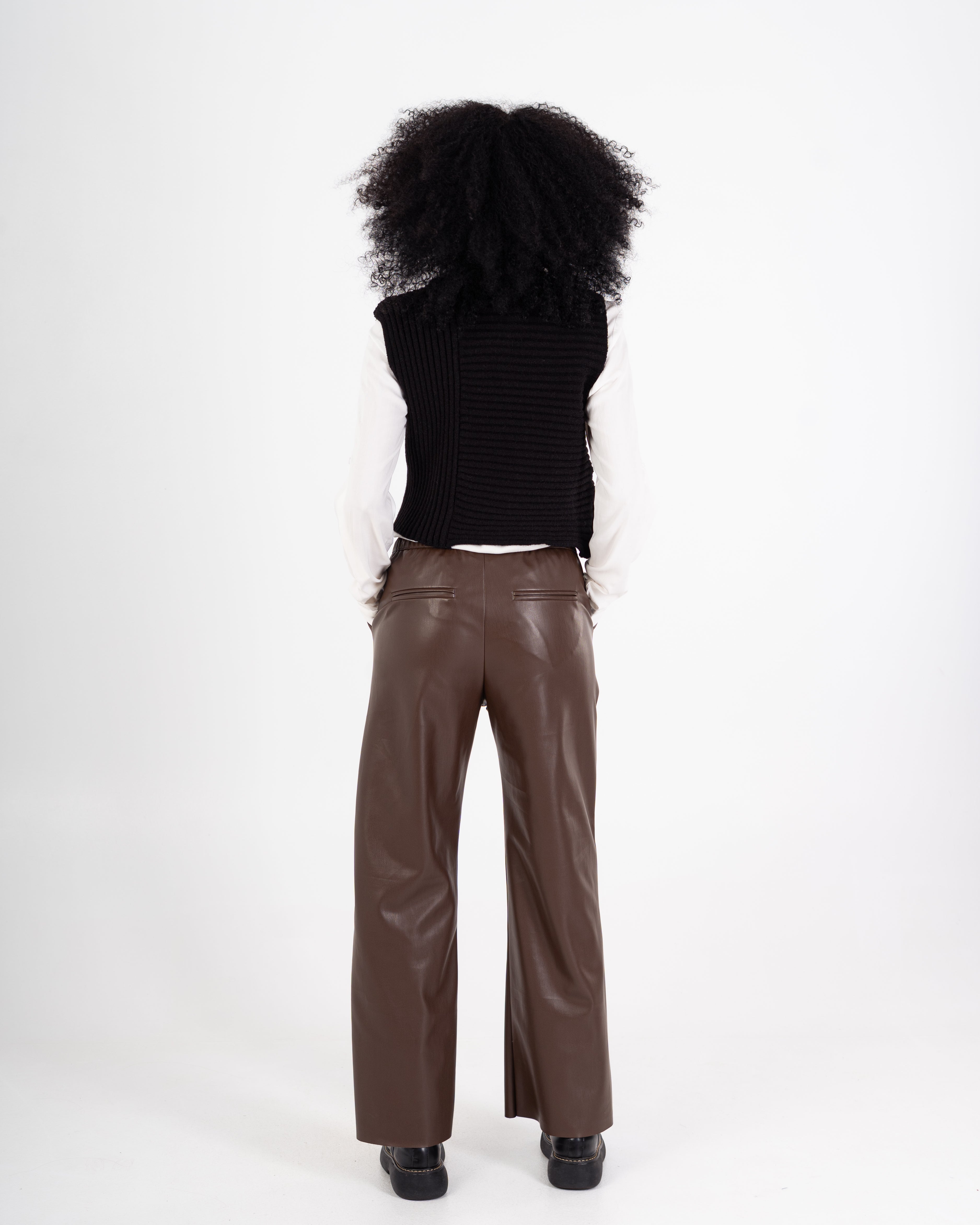 سترة محبوكة – رقبة عالية سادة (بدون أكمام)