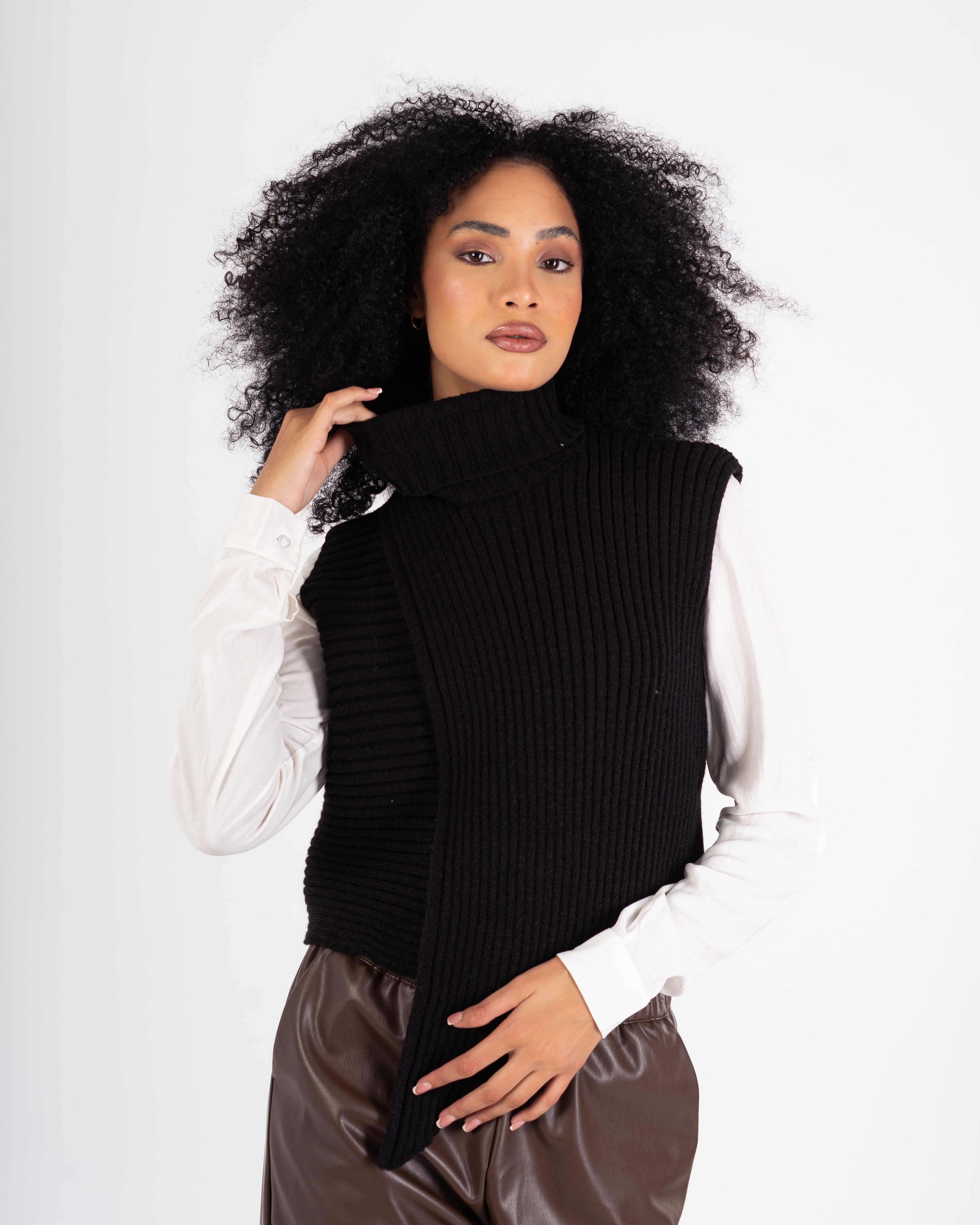 سترة محبوكة – رقبة عالية سادة (بدون أكمام)