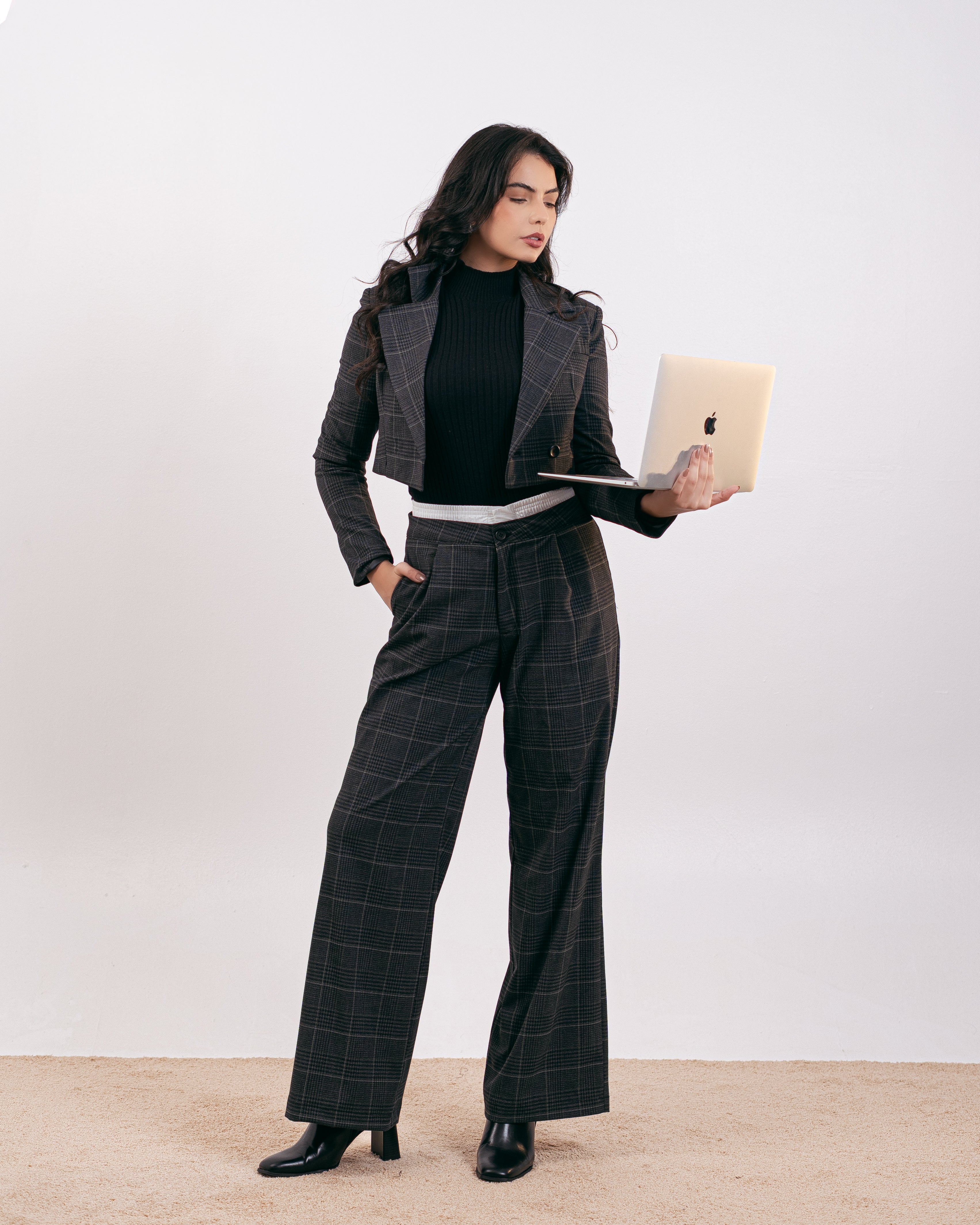 بليزر قصير بنقشة مربعات ومخططة