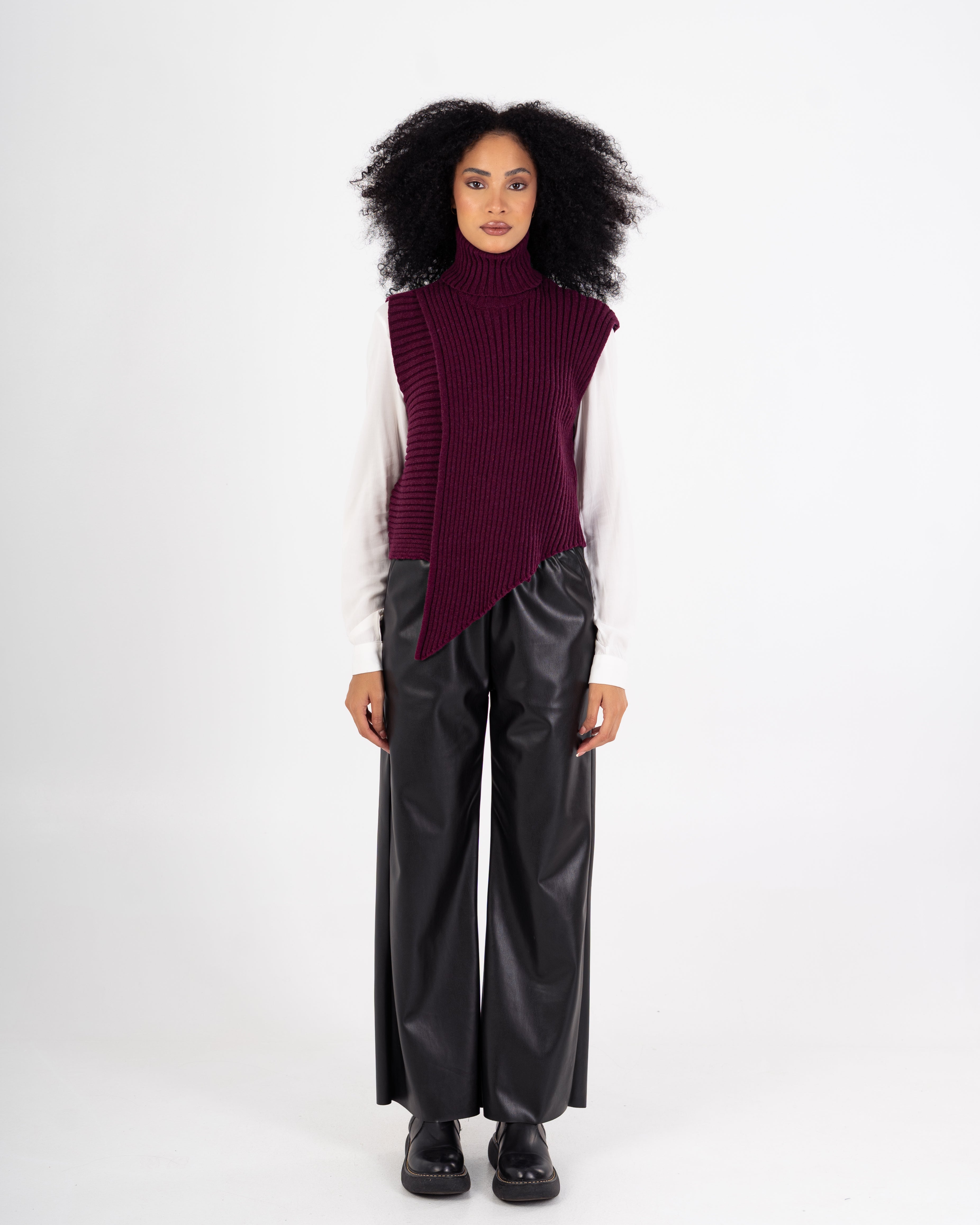 سترة محبوكة – رقبة عالية سادة (بدون أكمام)