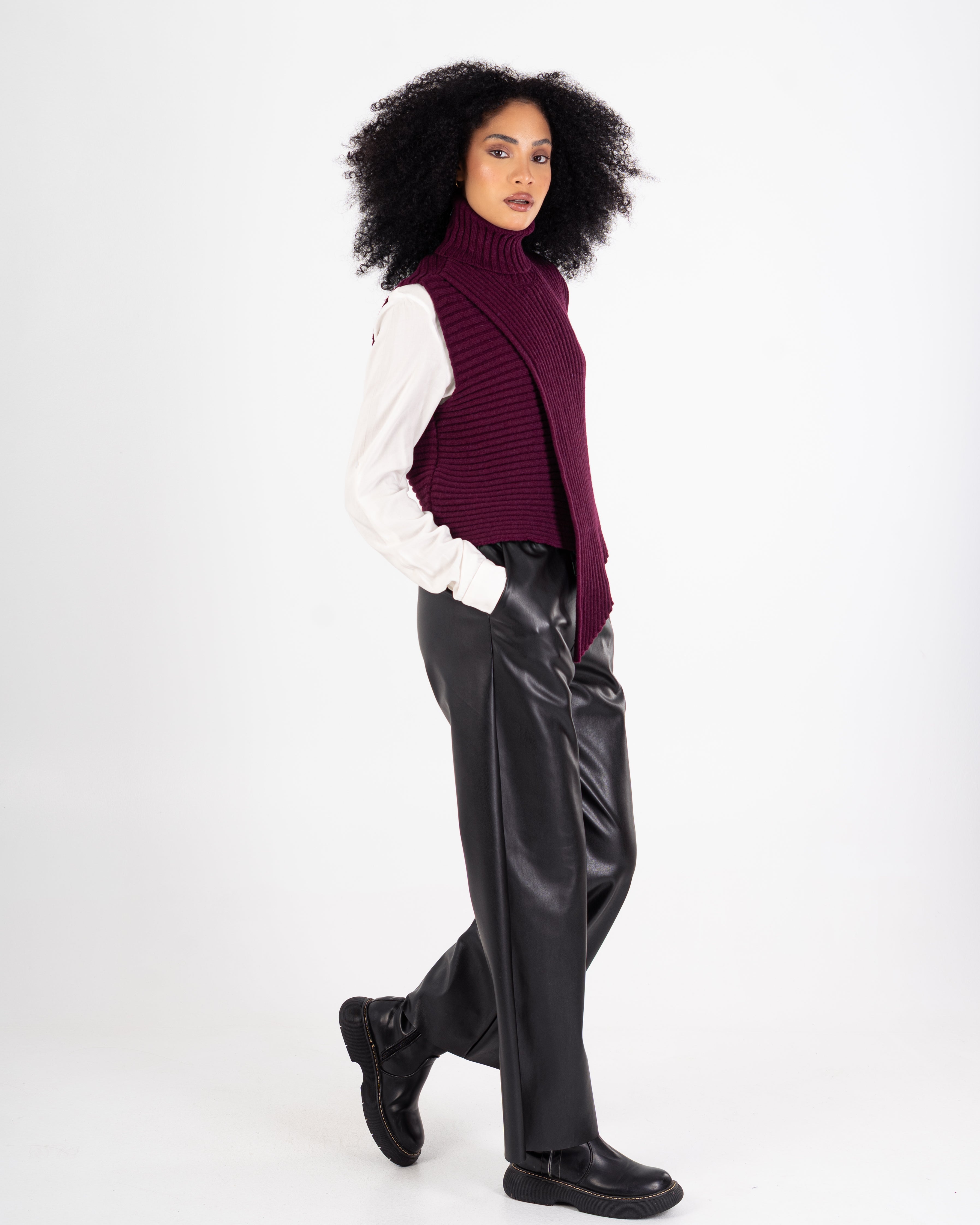 سترة محبوكة – رقبة عالية سادة (بدون أكمام)