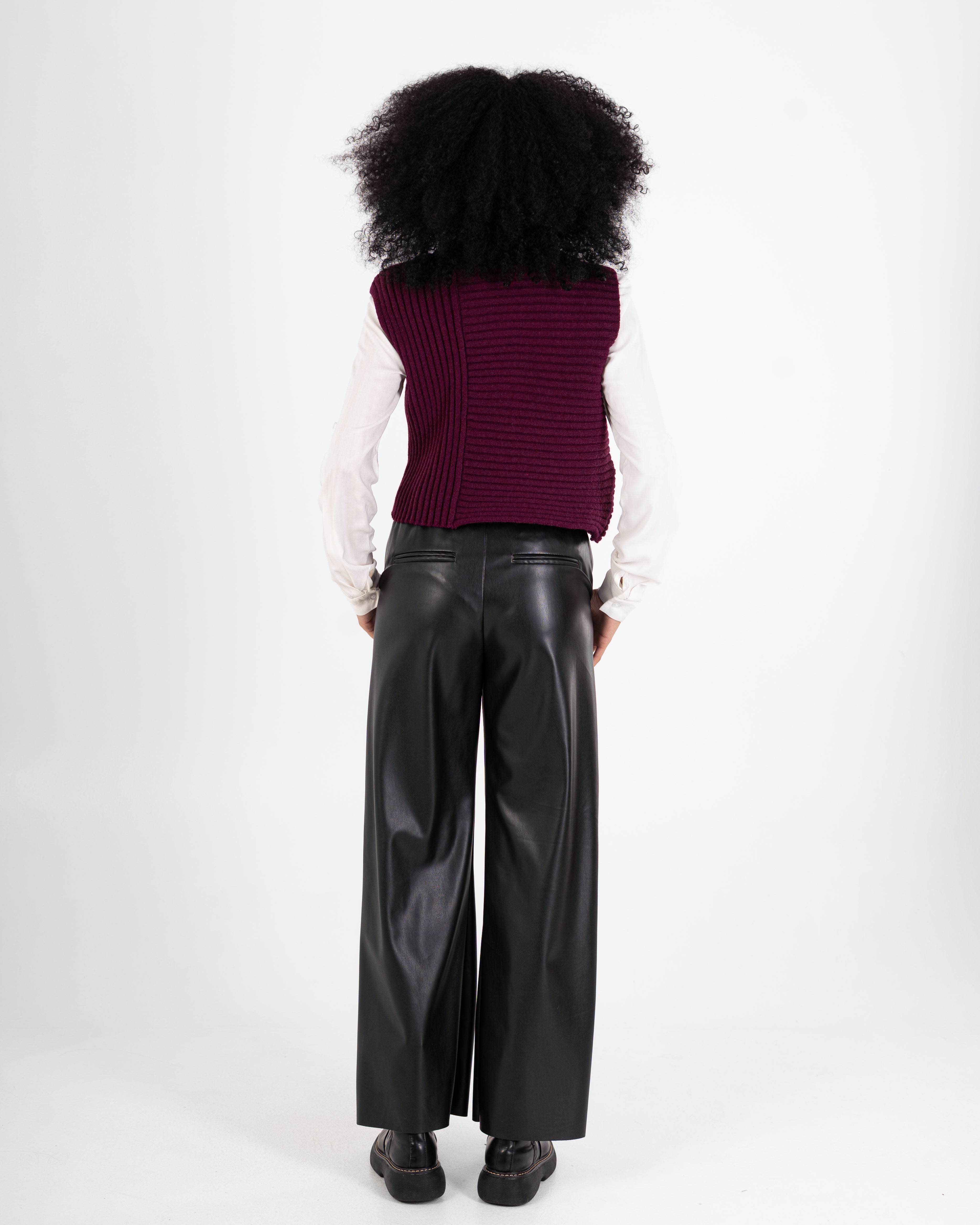 سترة محبوكة – رقبة عالية سادة (بدون أكمام)