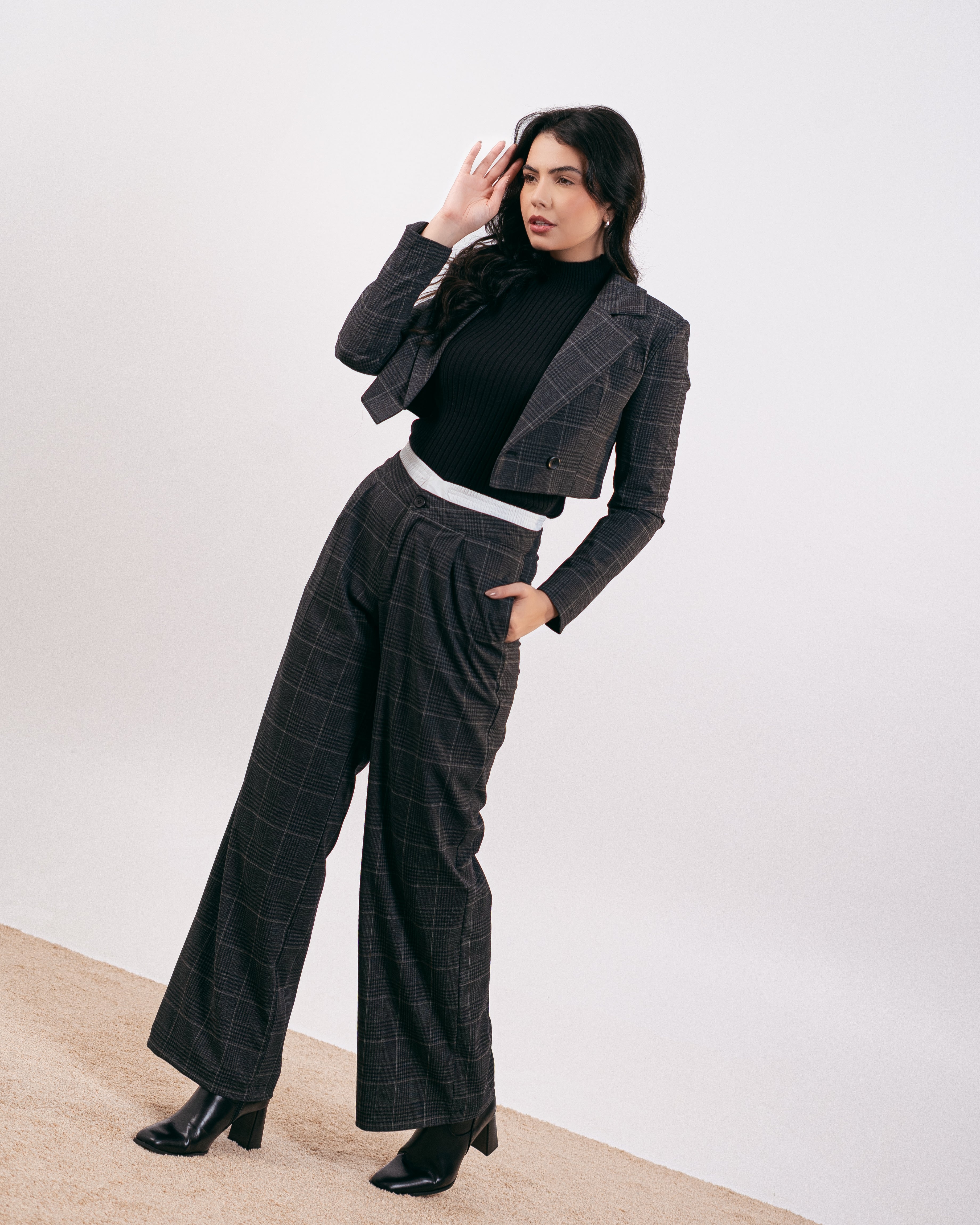 بليزر قصير بنقشة مربعات ومخططة