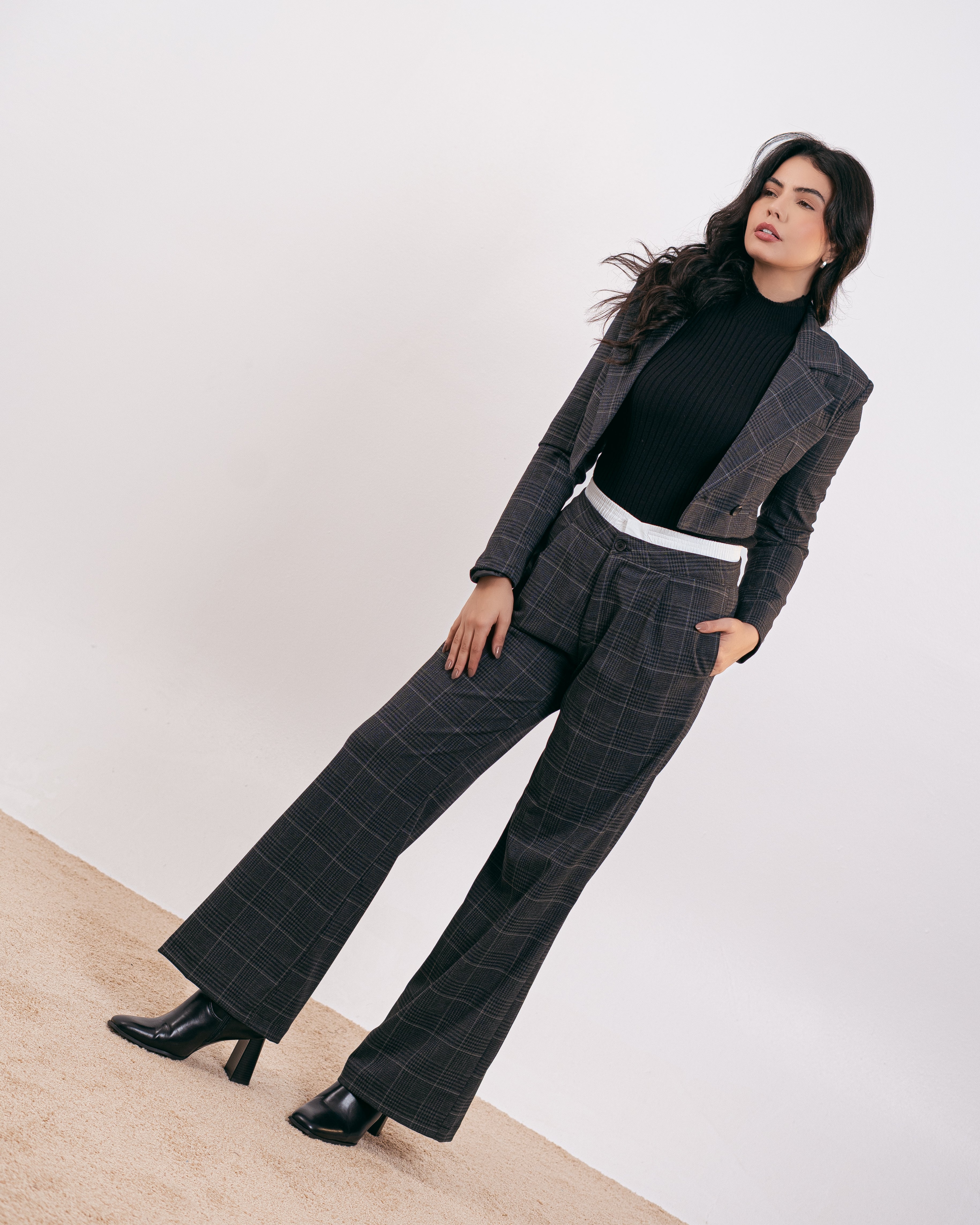 بليزر قصير بنقشة مربعات ومخططة