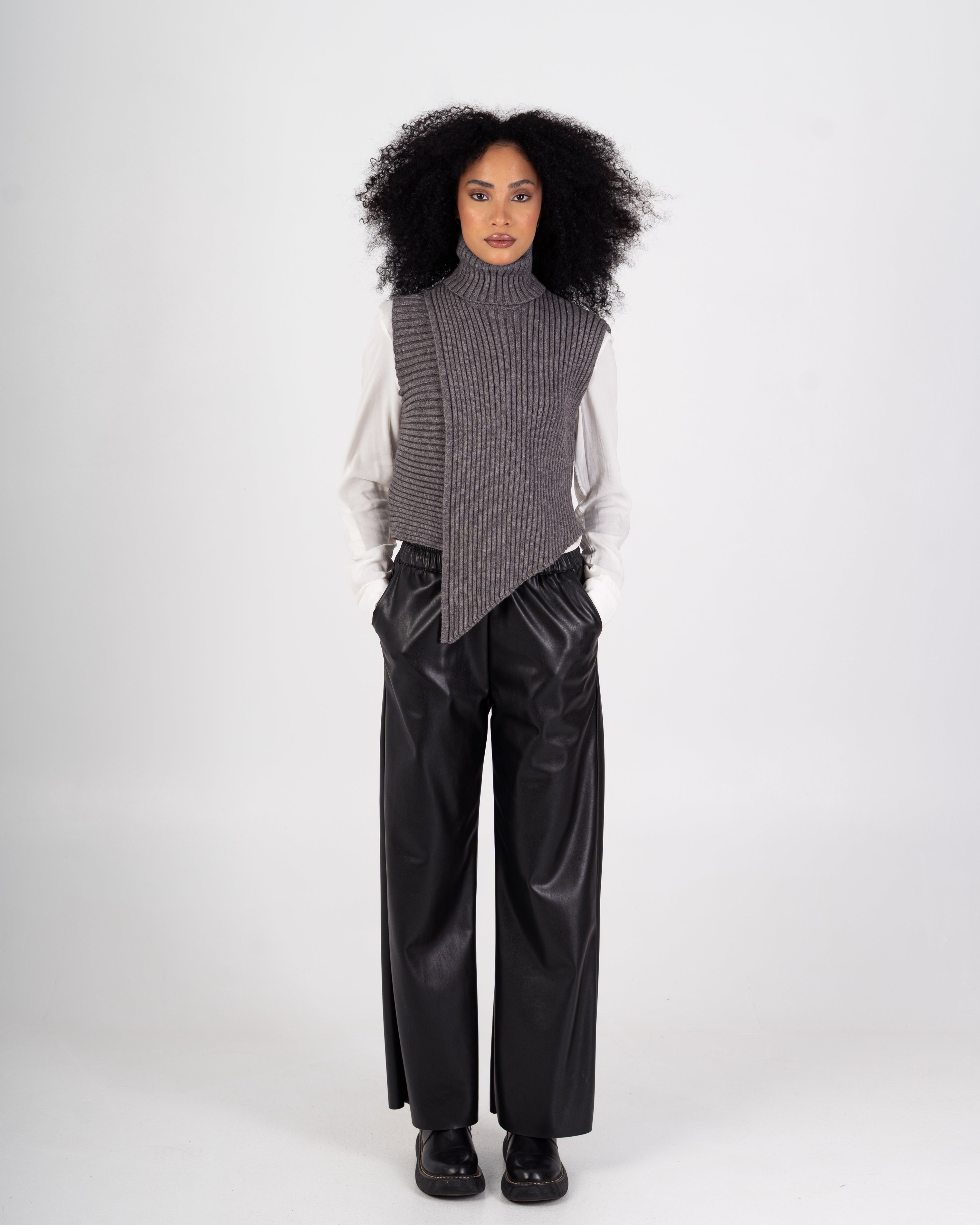 سترة محبوكة – رقبة عالية سادة (بدون أكمام)