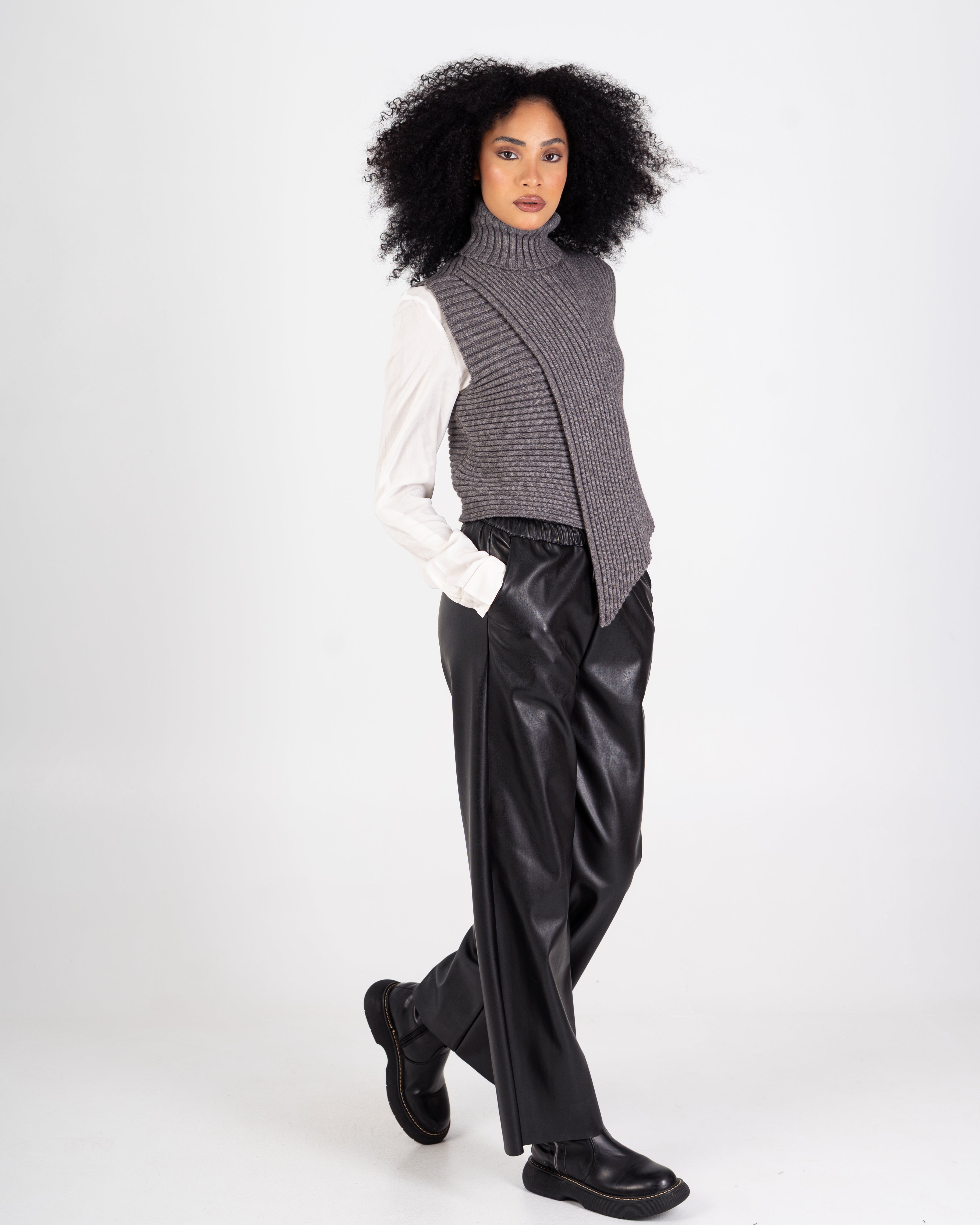 سترة محبوكة – رقبة عالية سادة (بدون أكمام)