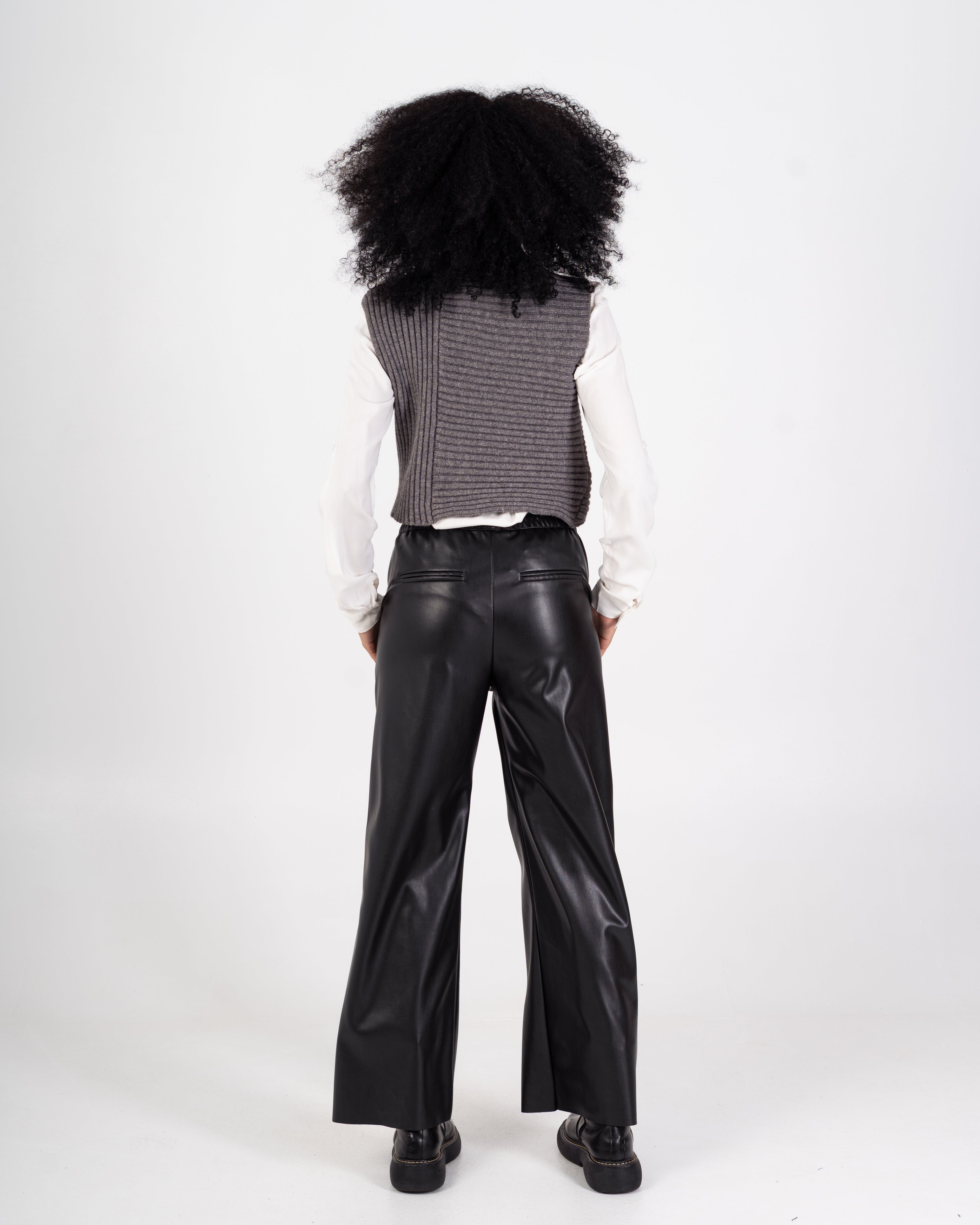 سترة محبوكة – رقبة عالية سادة (بدون أكمام)