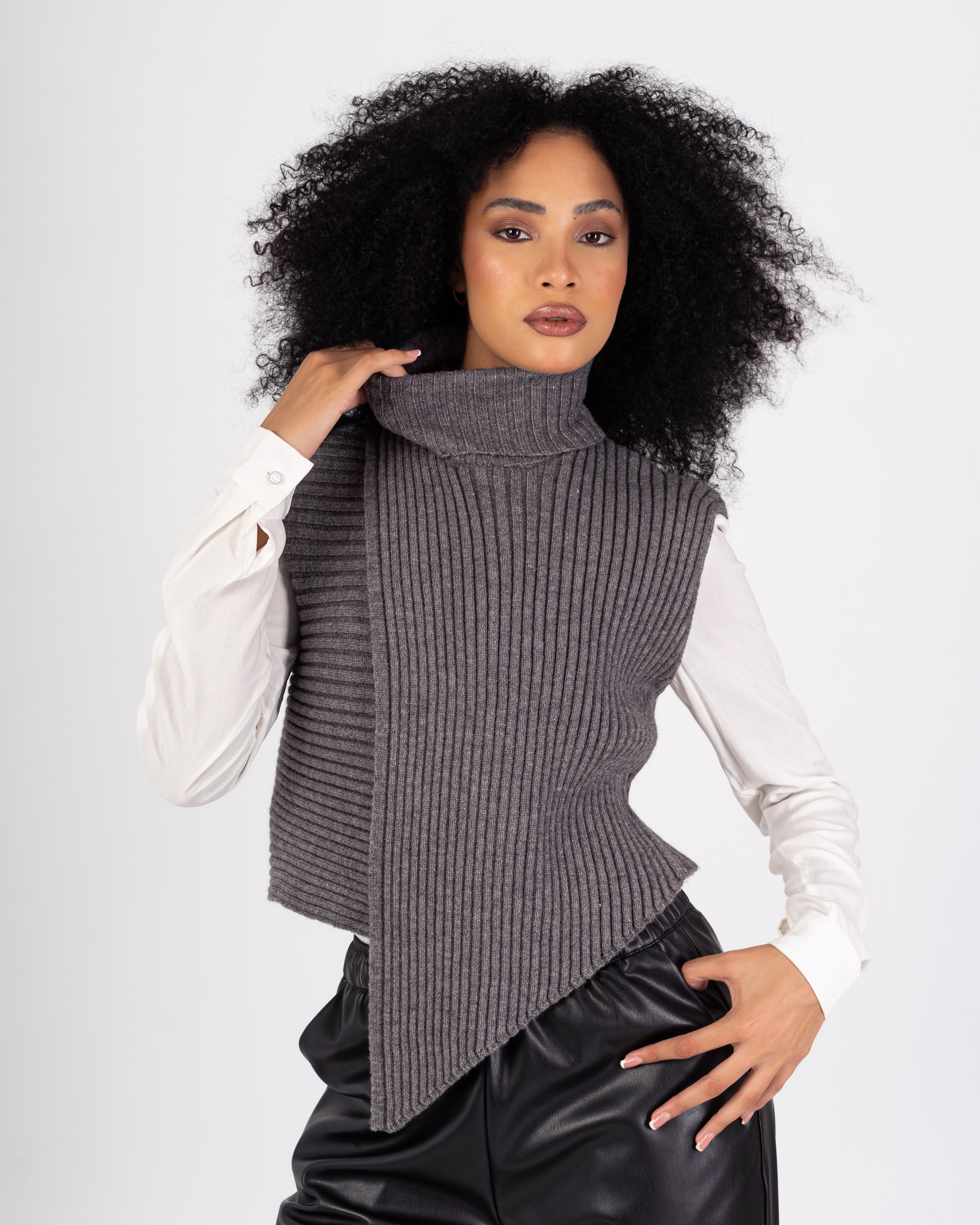 سترة محبوكة – رقبة عالية سادة (بدون أكمام)