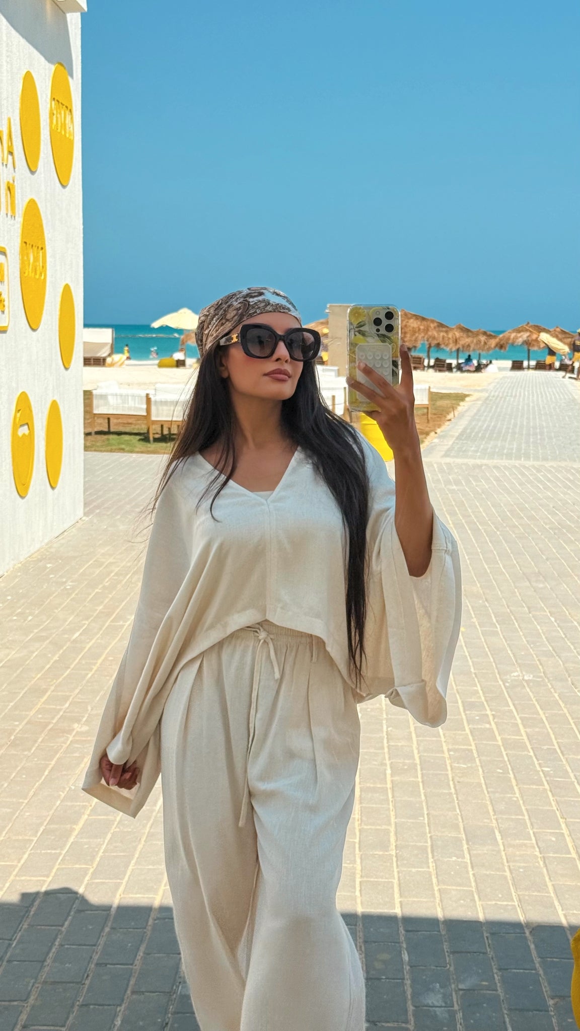 بلوزة سادة - أكمام واسعة (رقبة على شكل حرف V)