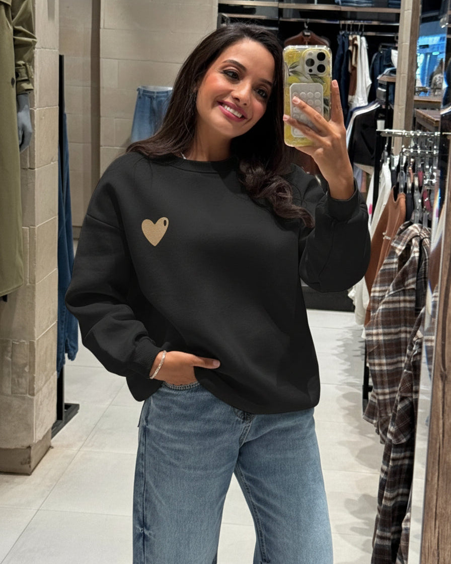 سويت شيرت عليه قلب وكتابة على الظهر