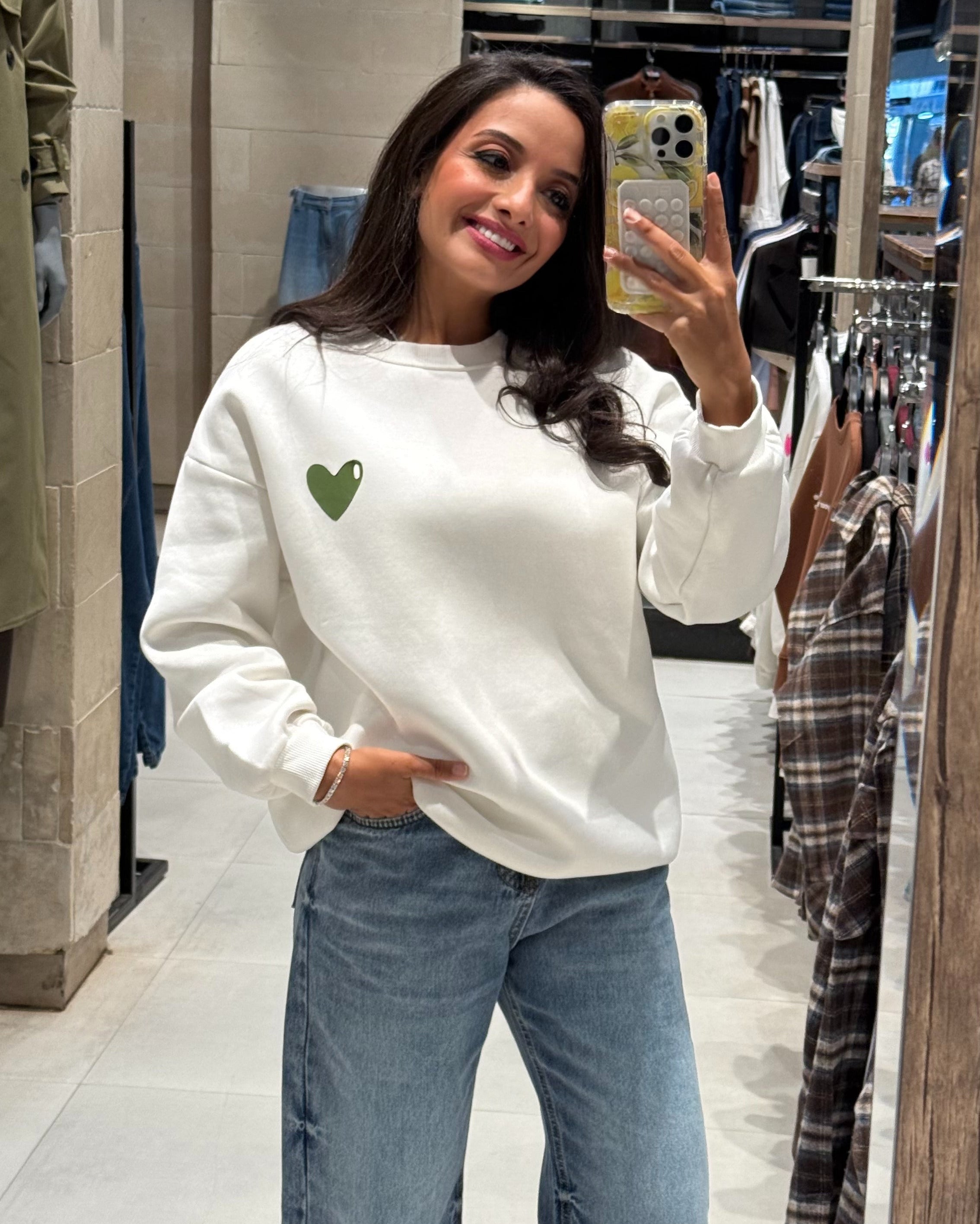 سويت شيرت عليه قلب وكتابة على الظهر