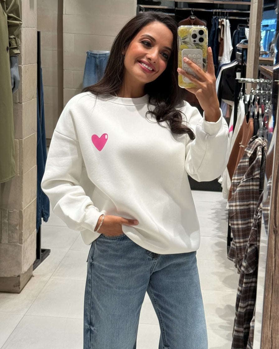 سويت شيرت عليه قلب وكتابة على الظهر