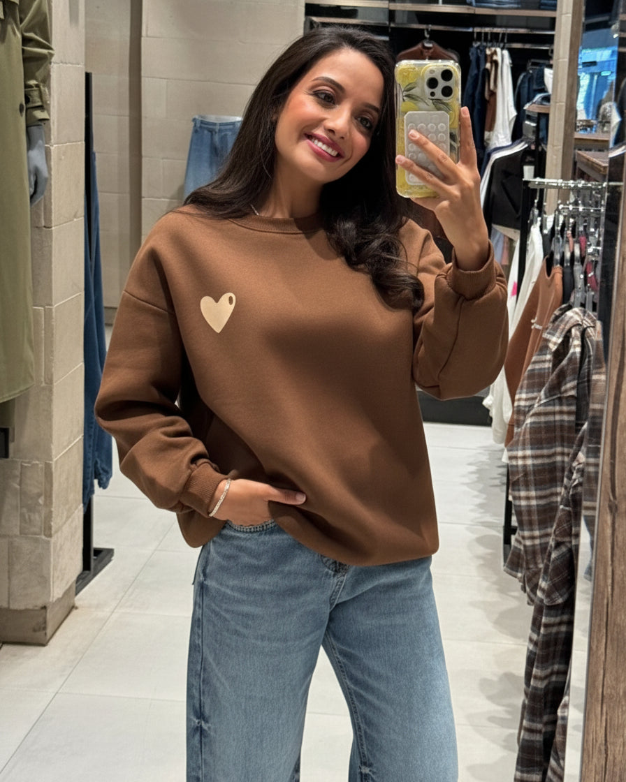 سويت شيرت عليه قلب وكتابة على الظهر