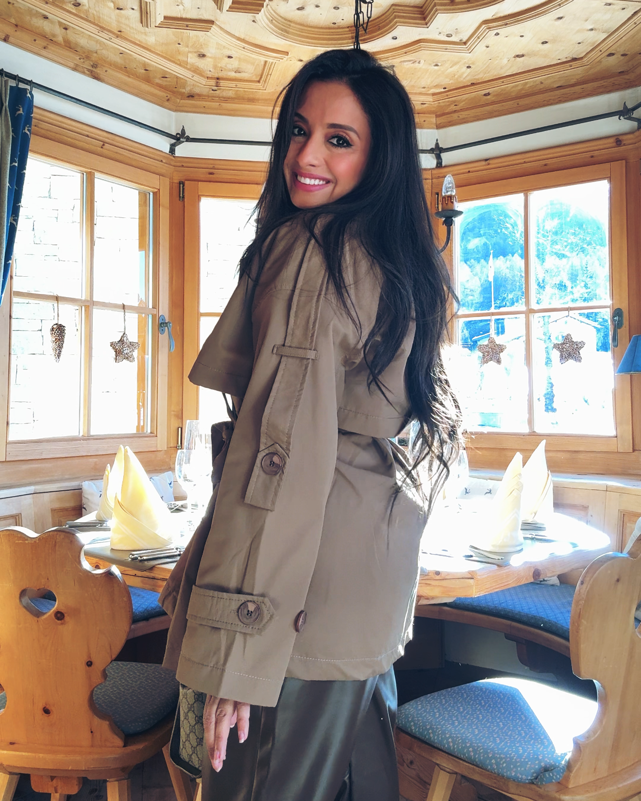 جاكيت من قماش الجبردين – مع حزام (أزرار على الأكمام، تفاصيل على الصدر)