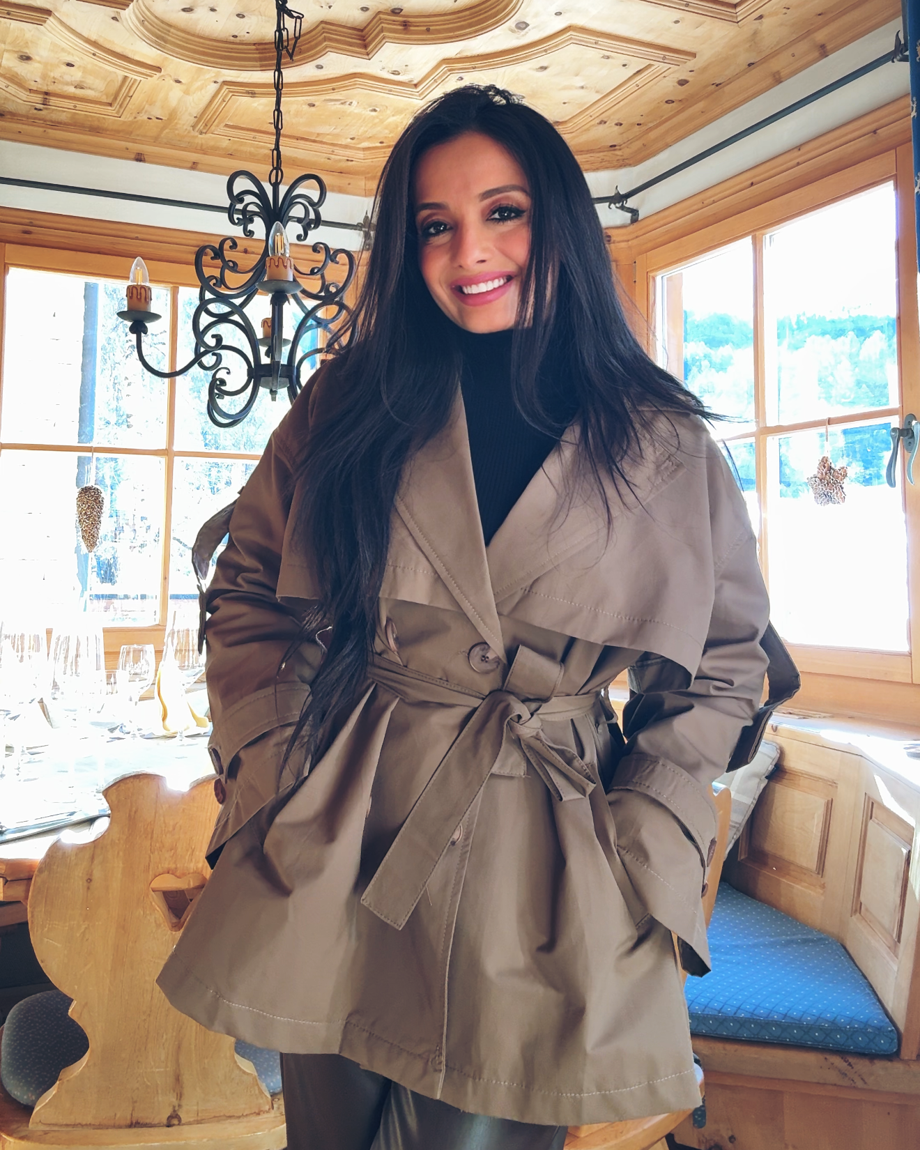 جاكيت من قماش الجبردين – مع حزام (أزرار على الأكمام، تفاصيل على الصدر)