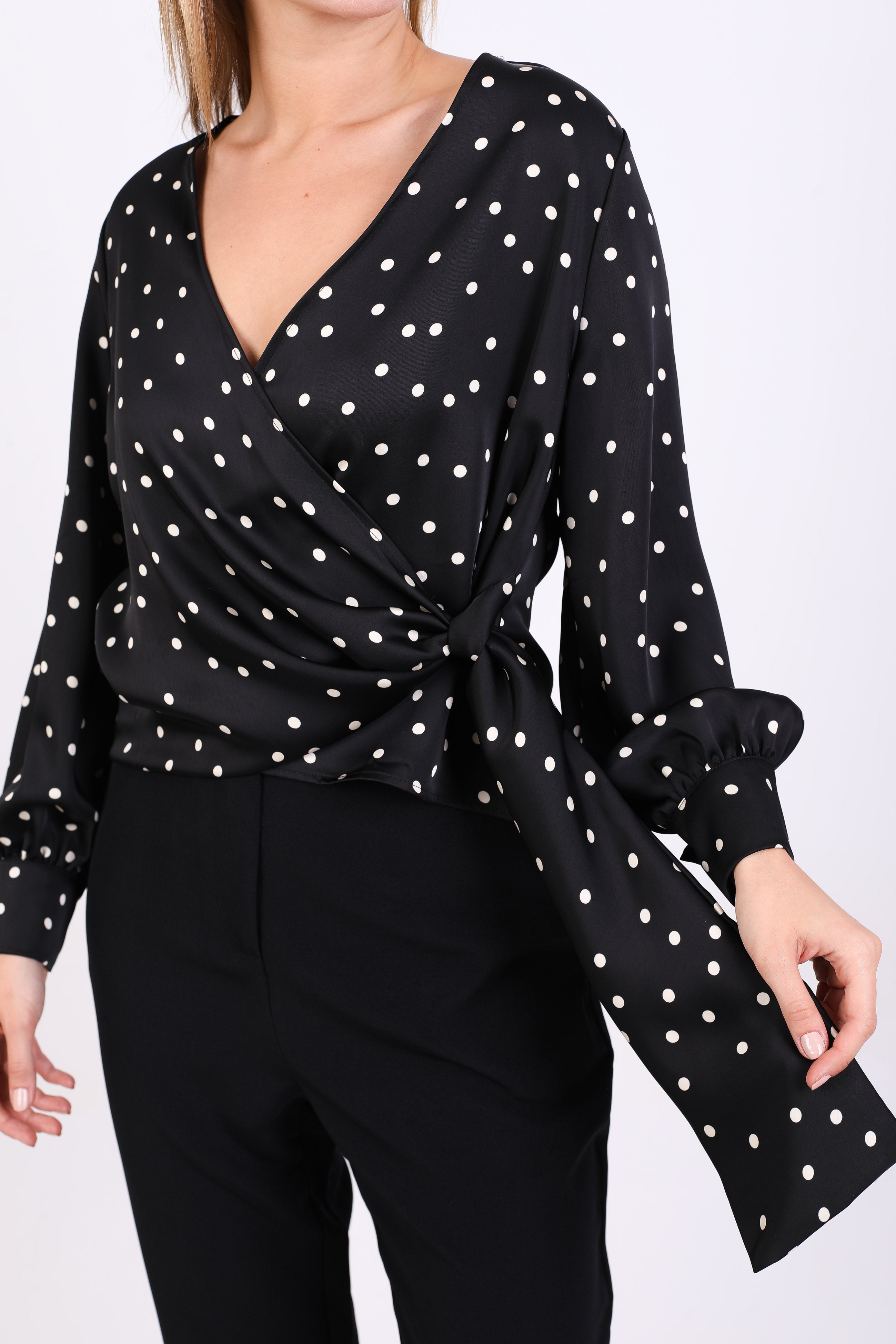 Blouse - Polka dot tie